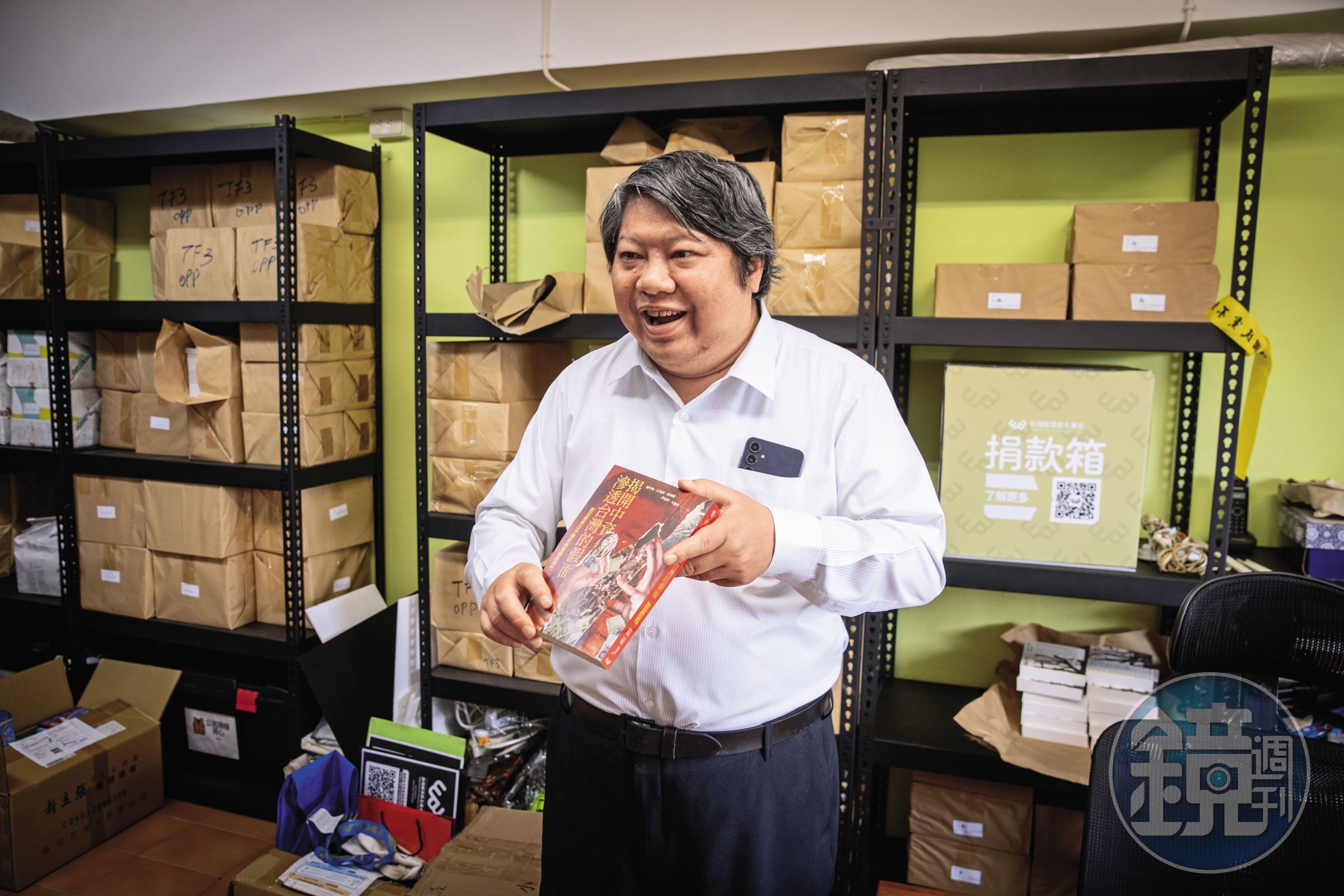 賴中強手上這本《揭開中資滲透台灣的假面》，書中有不少中資滲透台灣的個案，更指出我國至今仍有幾個尚未填補的重要法規漏洞。