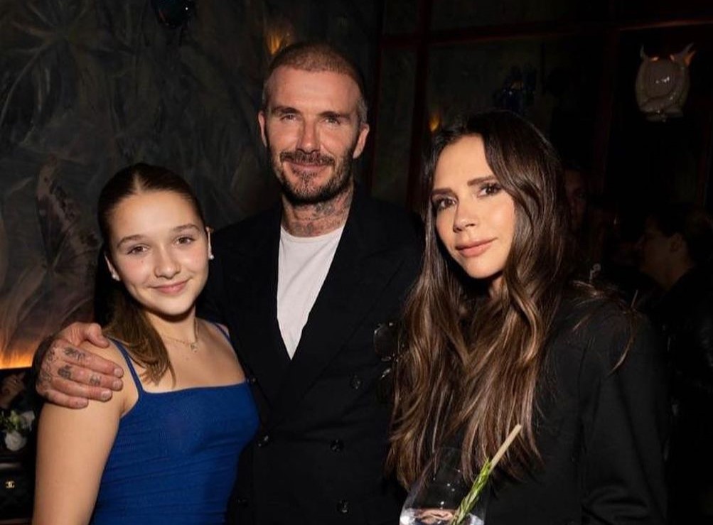 哈珀（左）是貝克漢（中）與維多利亞（右）的掌上明珠。（翻攝Victoria Beckham IG）