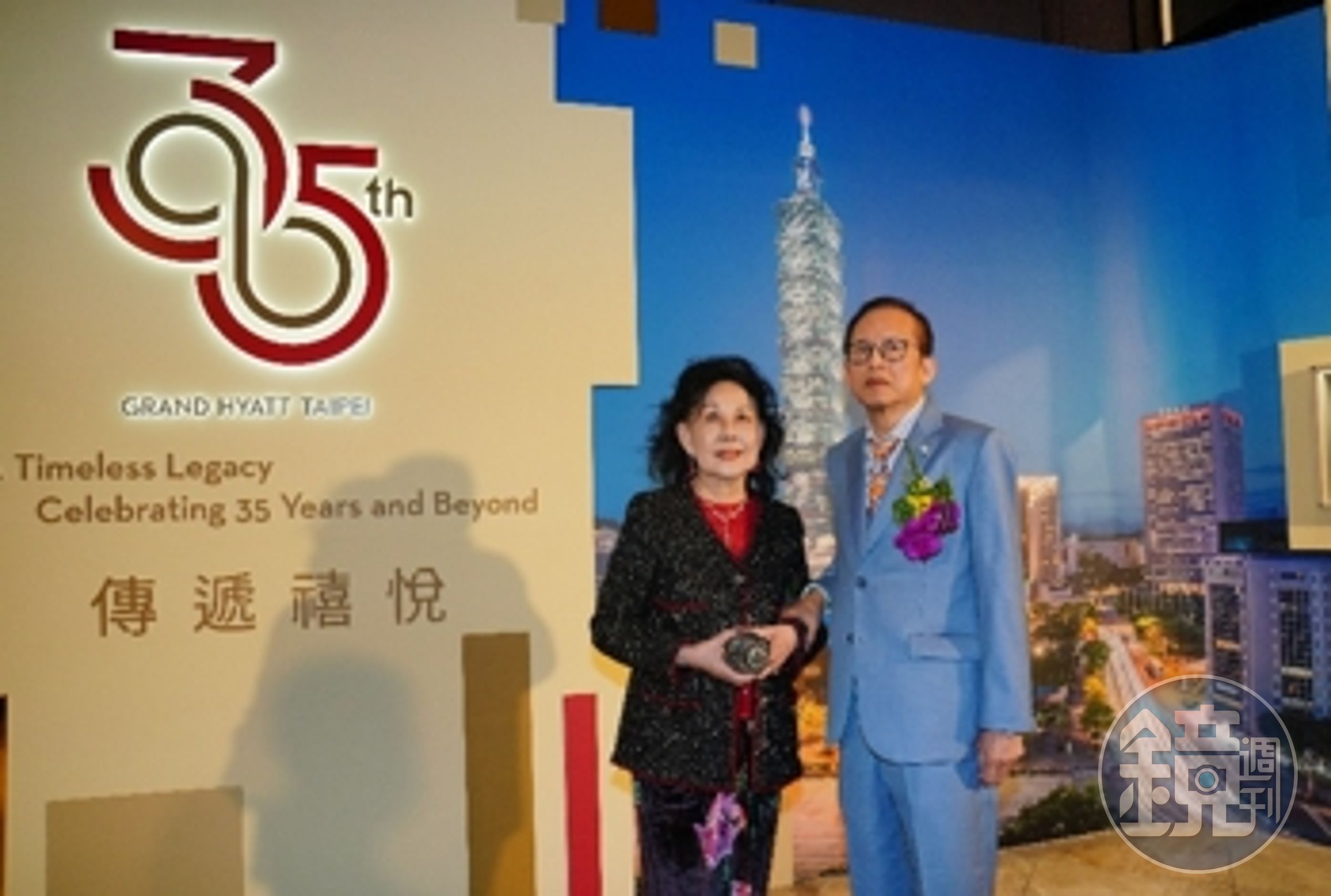 一向低調的台北君悅業主、新加坡豐隆集團總裁郭令明賢伉儷，現身35週年慶酒會。