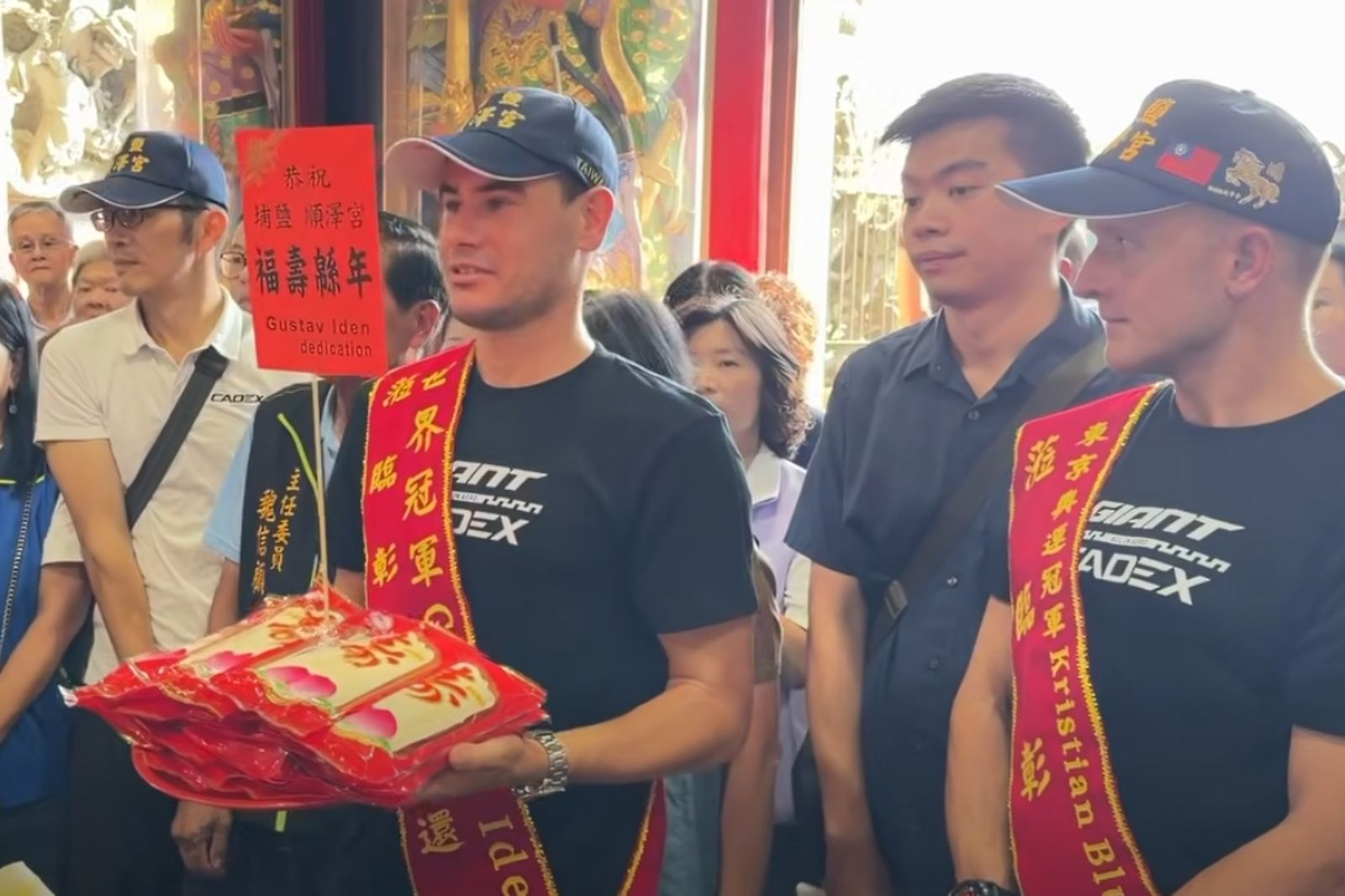 順澤宮神帽奇緣!鐵人冠軍伊登攜師兄再訪還願 主委霸氣送1萬美元營養金