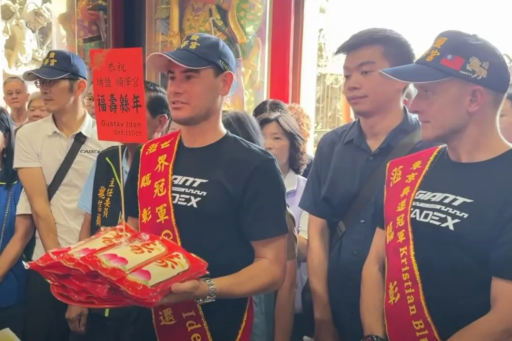 順澤宮神帽奇緣！鐵人冠軍伊登攜師兄再訪還願　主委霸氣送1萬美元營養金