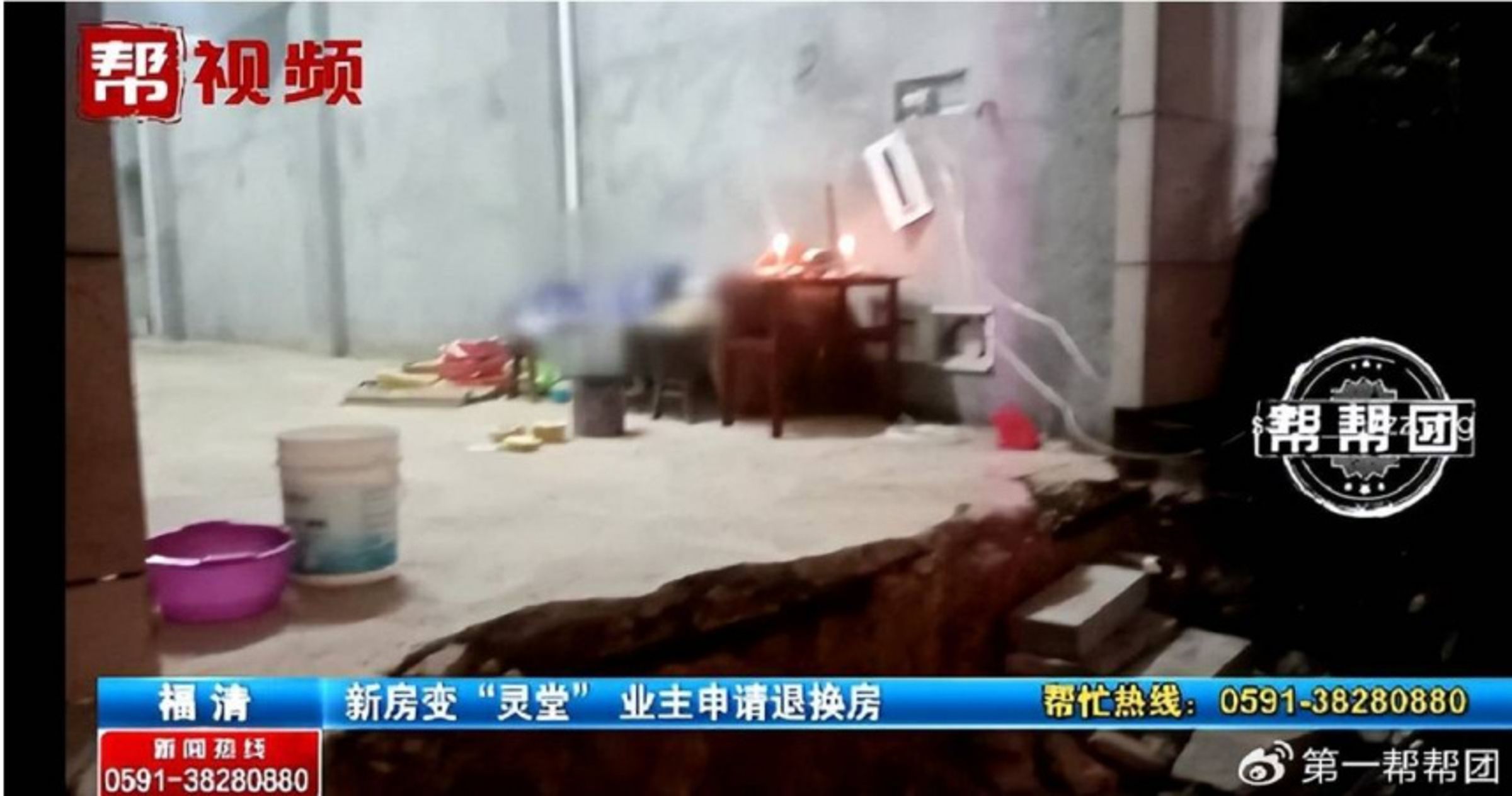 經調查後發現,死者的遺孀為抗議地產開方商侵占土地,才在屋內擺放丈夫的遺體。(翻攝微博)