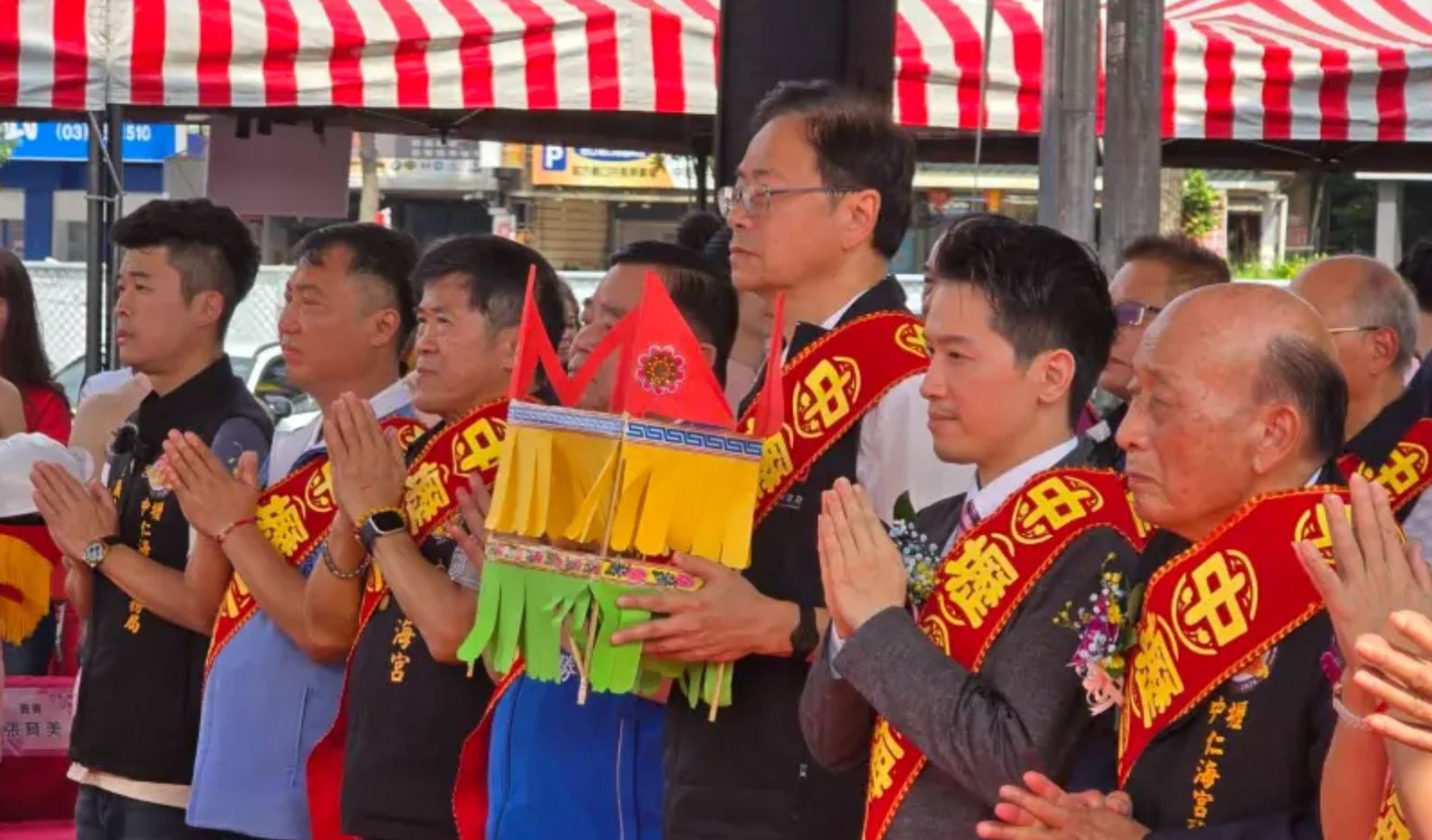 何志偉、張善政一同祈求國泰心安、地方繁榮。（中壢仁海宮提供）