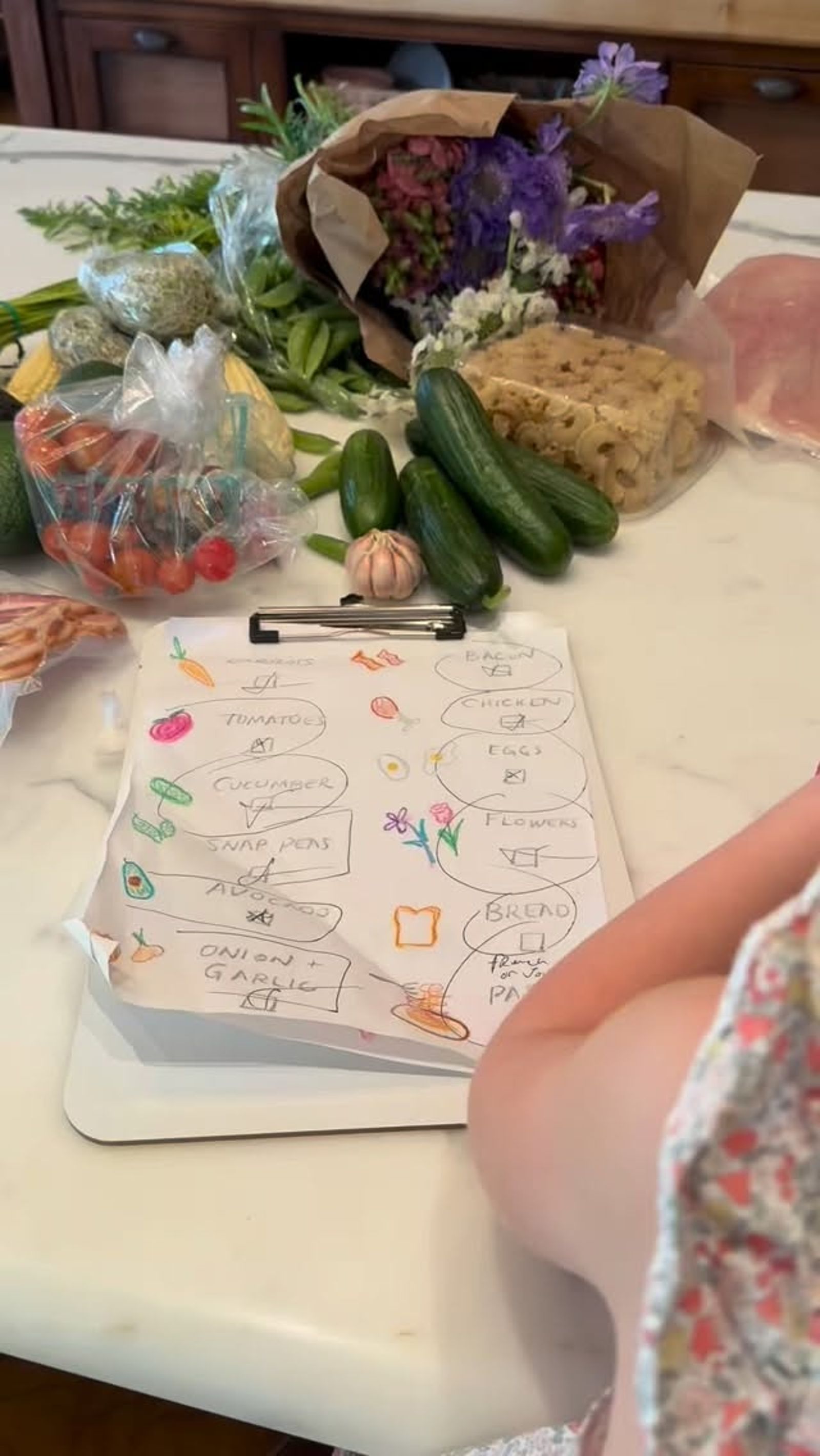 梅根分享手寫的「農夫市集購物清單」，鏡頭一旁可見莉莉貝的身影。（翻攝meghan IG）