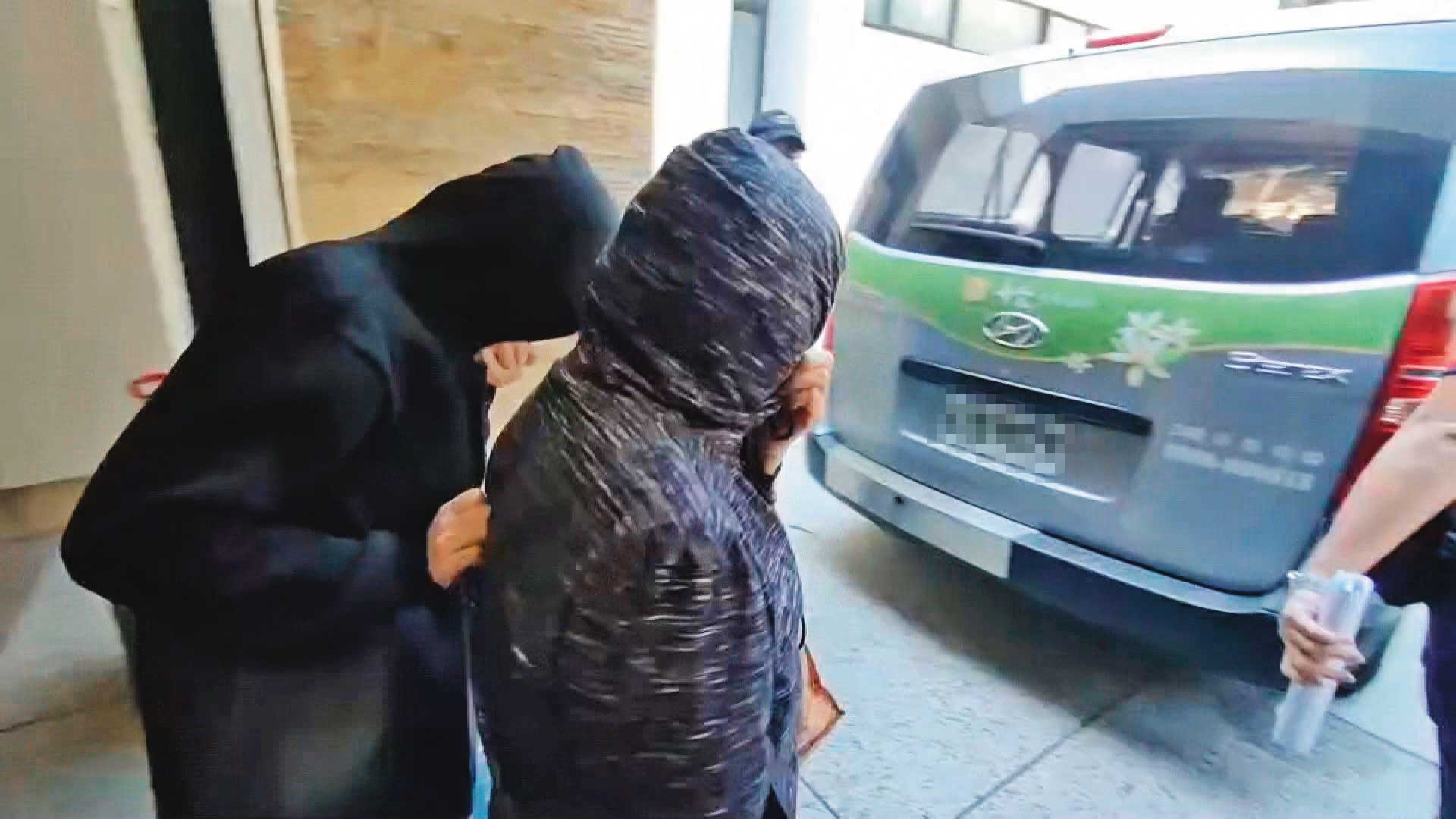 陳母與陳妹前往殯儀館認屍，確認陳男身分後，不發一語卻難掩悲傷。（東森新聞提供）