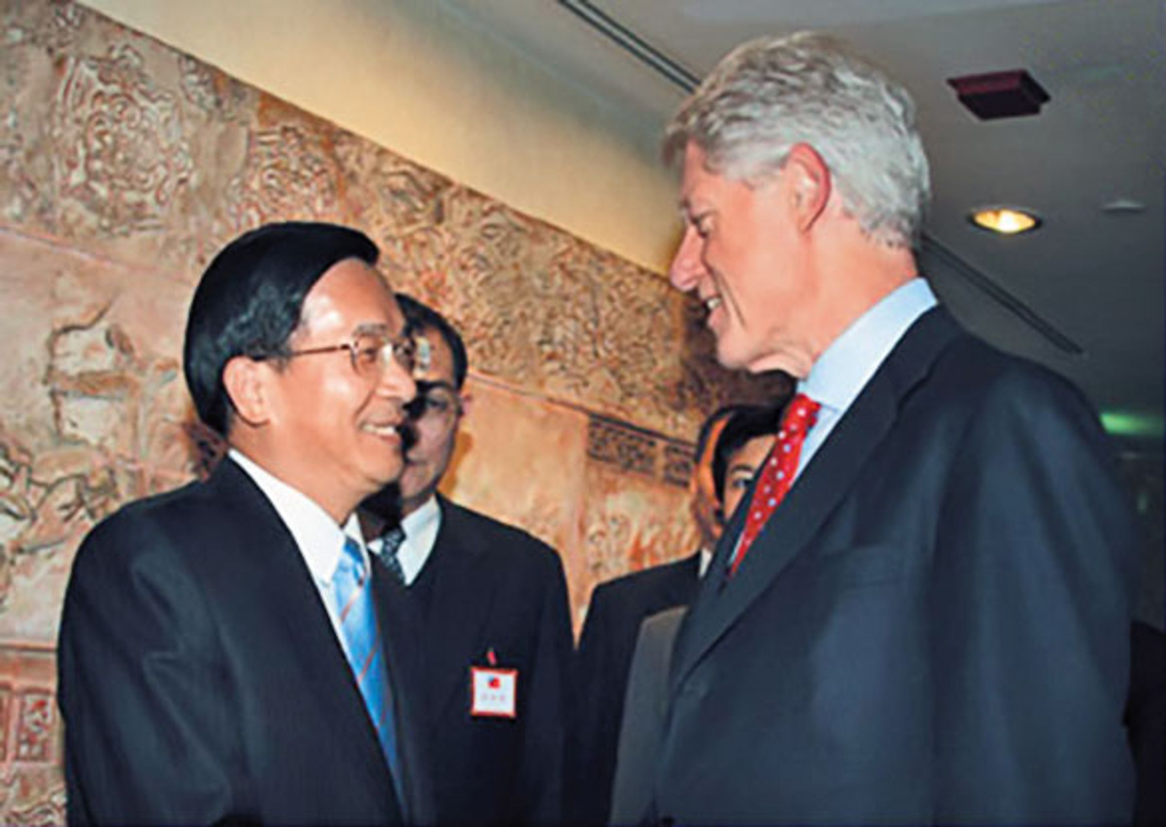 2005年，前美國總統柯林頓（右）訪台，與時任總統的陳水扁（左）會面。（總統府提供）