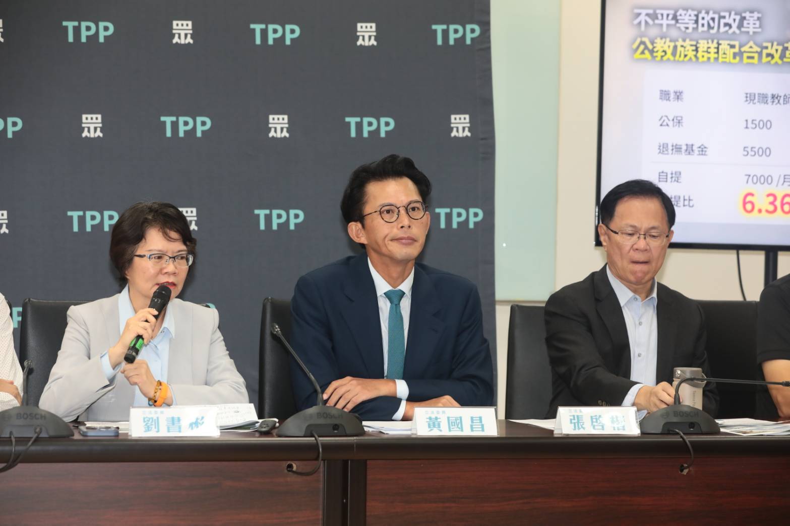 民眾黨團跟進國民黨團停砍年改,綠營批黃國昌昨是今非。(鏡報林煒凱)
