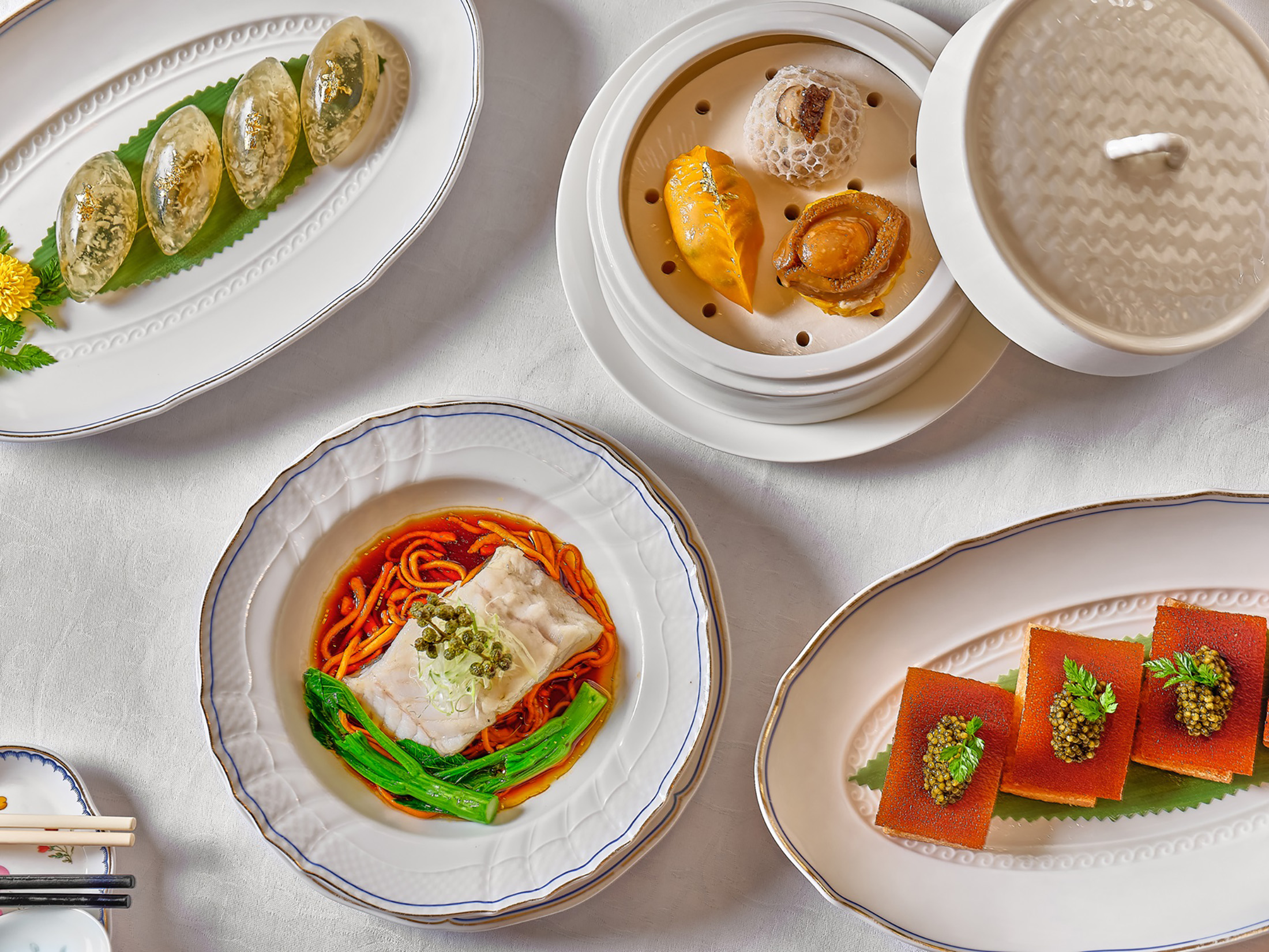 歡慶開業35週年，台北君悅酒店「漂亮廣式海鮮餐廳」邀請連續兩年獲得米其林推薦餐廳的「港灣壹號」客座，由港台兩位主廚四手聯彈，為饕客端出融合經典與創意的粵菜佳餚。（台北君悅酒店提供）