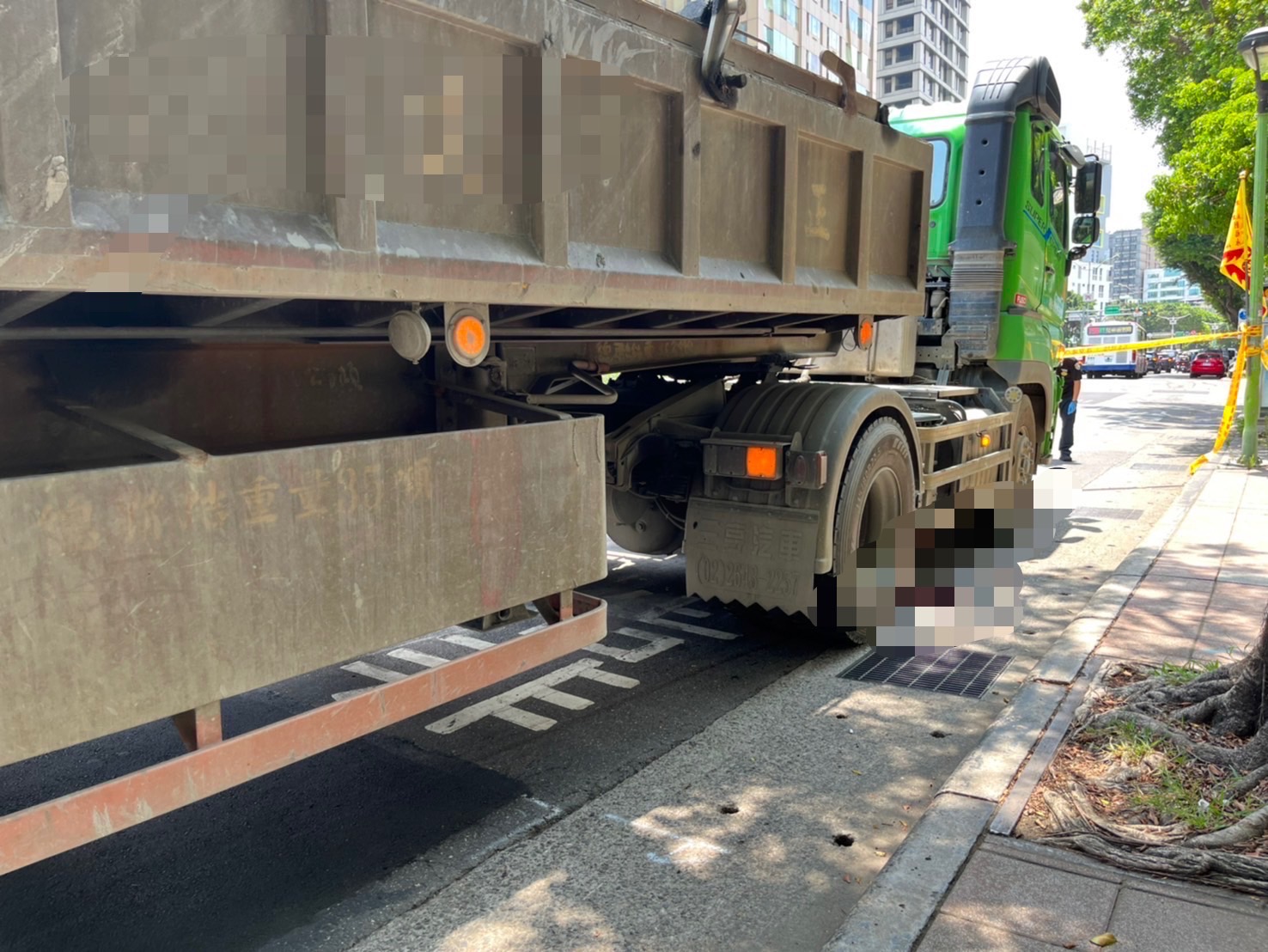 砂石車右轉時疑因視線差撞上單車，單車女騎士連人帶車捲入車底不幸死亡。（翻攝畫面）