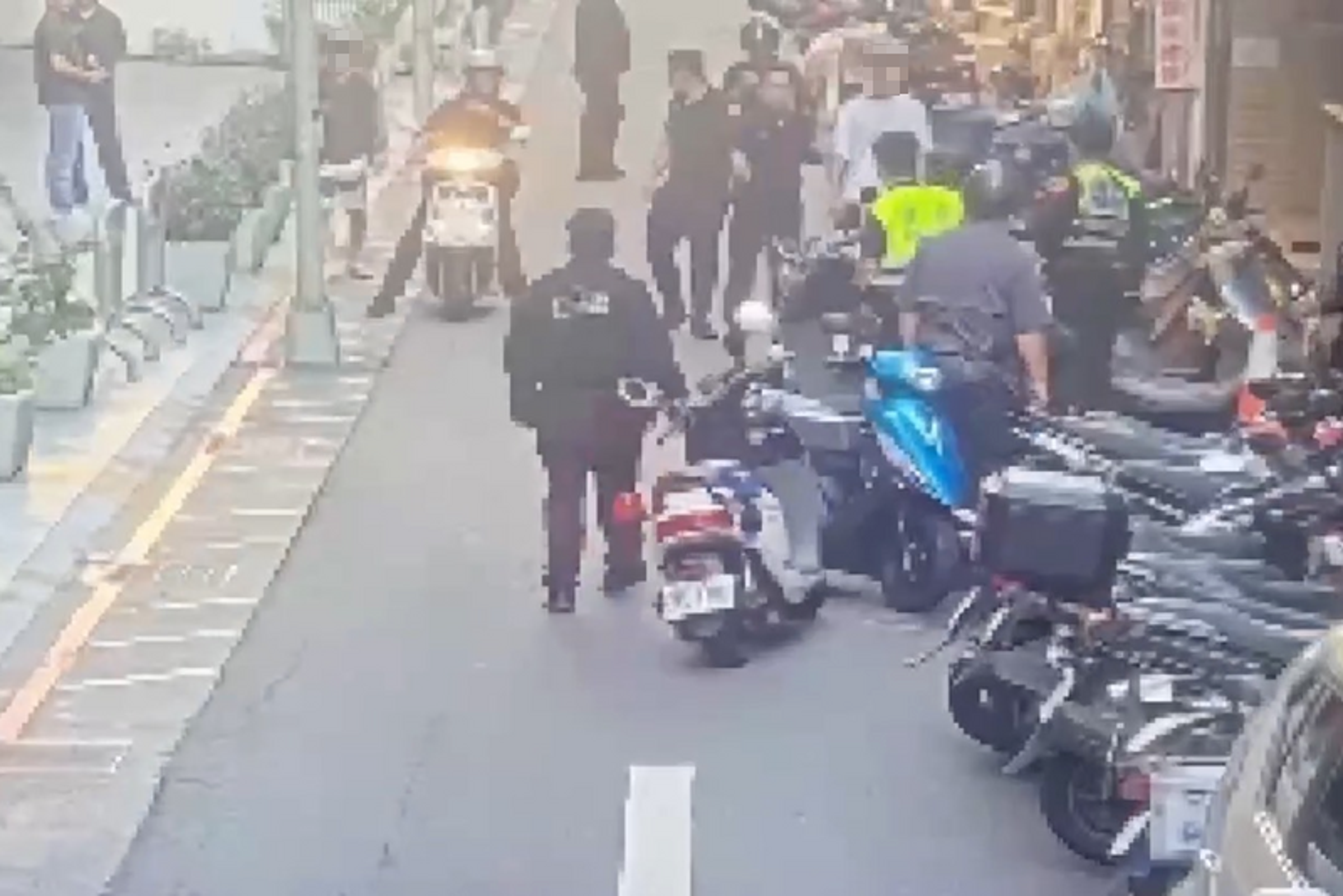 台北市中山區昨(7)日下午發生一起因債務糾紛引起的街頭暴力事件。(翻攝畫面)