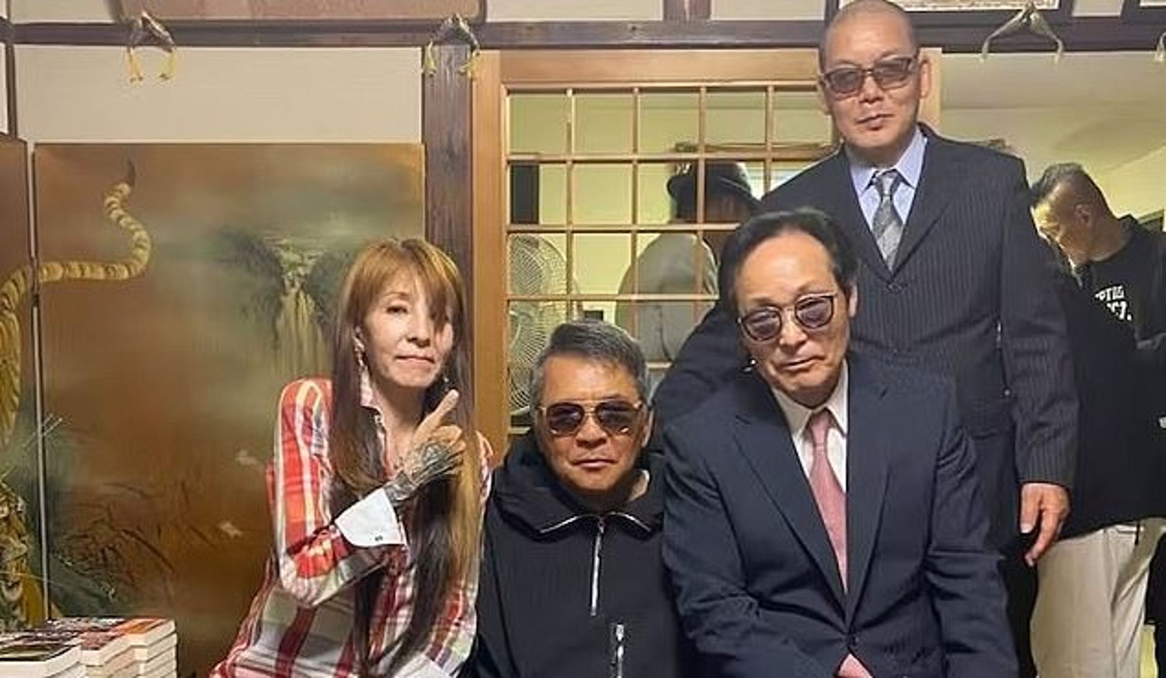 巴拉黛爾形容,在西村和其他前極道成員的聚會上,西村仍舊是唯一的女性。(翻自《每日郵報》)