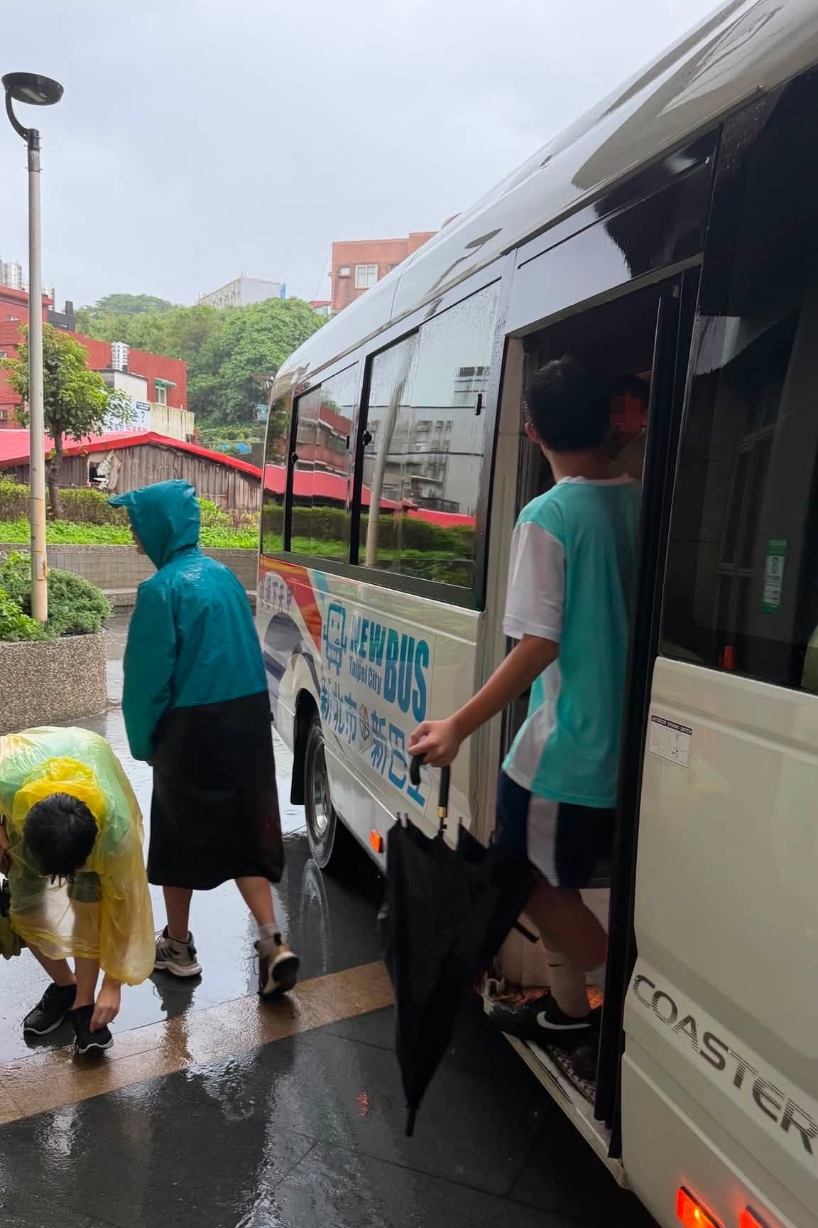 由於暴雨正值上課時間,為確保學童安全,教育局隨即授權各校彈性應變進行預防性撤離。(翻攝自新北市立萬里國民中學臉書)