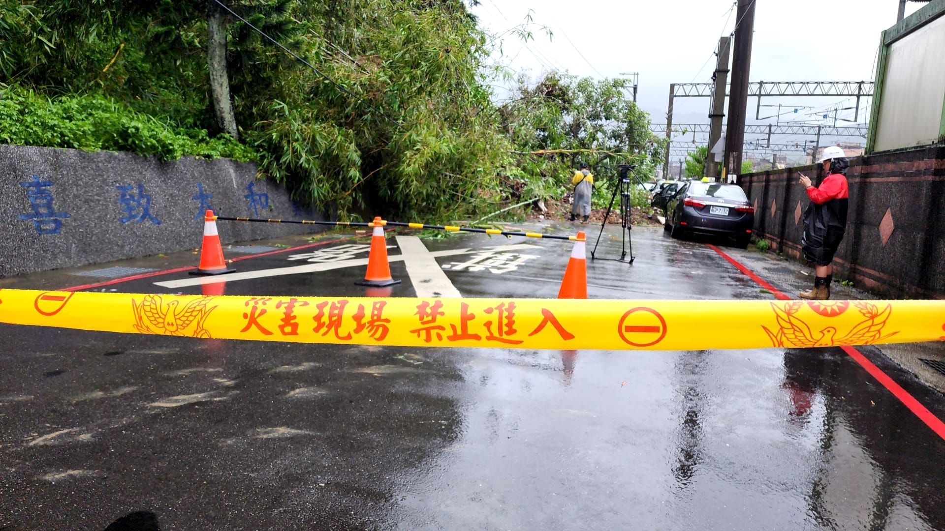 新北瑞芳深夜至清晨降雨量為全國之最，導致區內大小災情頻傳，隆瑞工隧道外道路因土石流中斷。（翻攝自臉書社團「瑞芳大小事」）