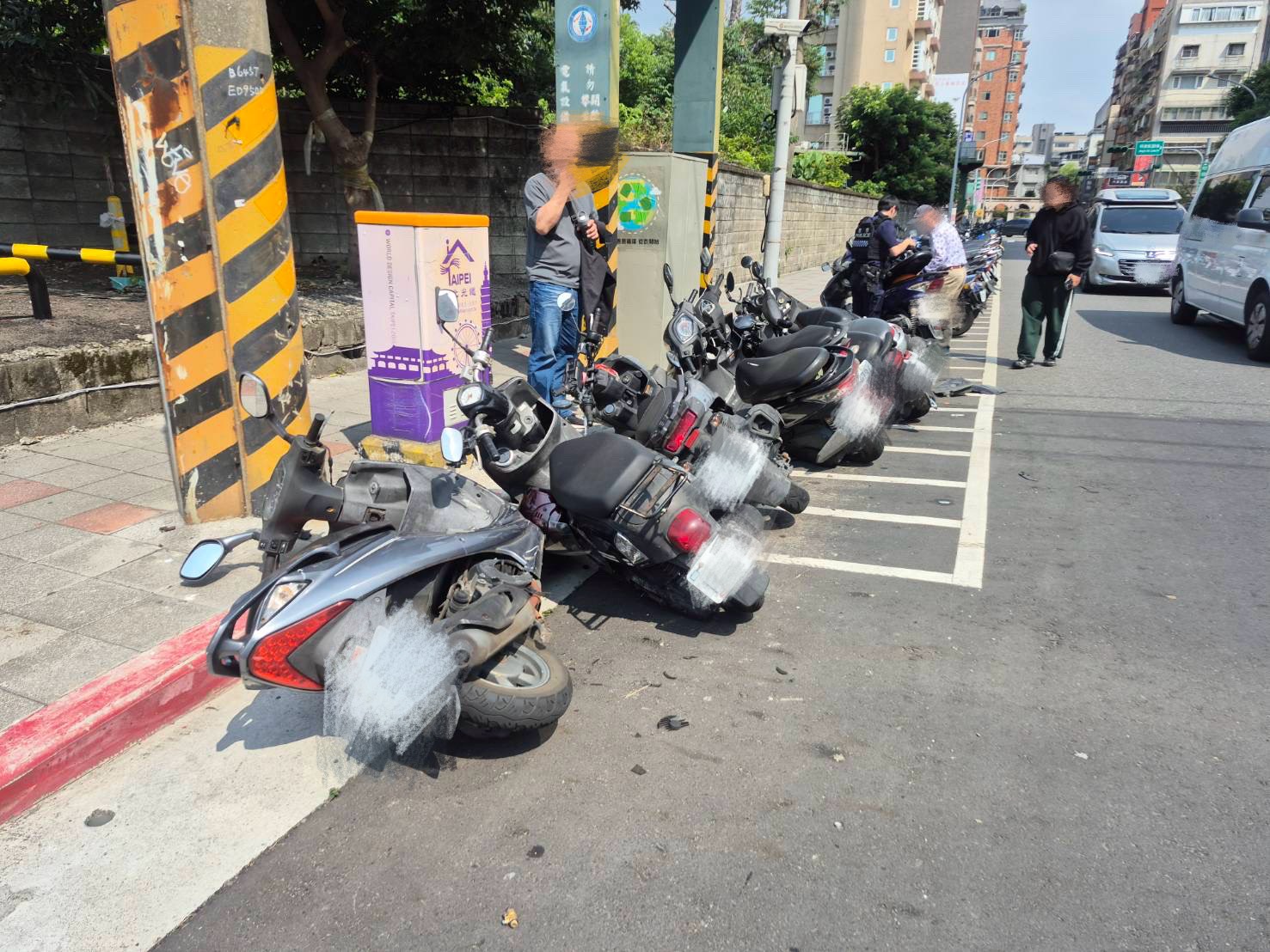 張姓男子駕駛復康巴士，在北投區明德路肇事，先撞倒路旁停放15部機車。（翻攝畫面）