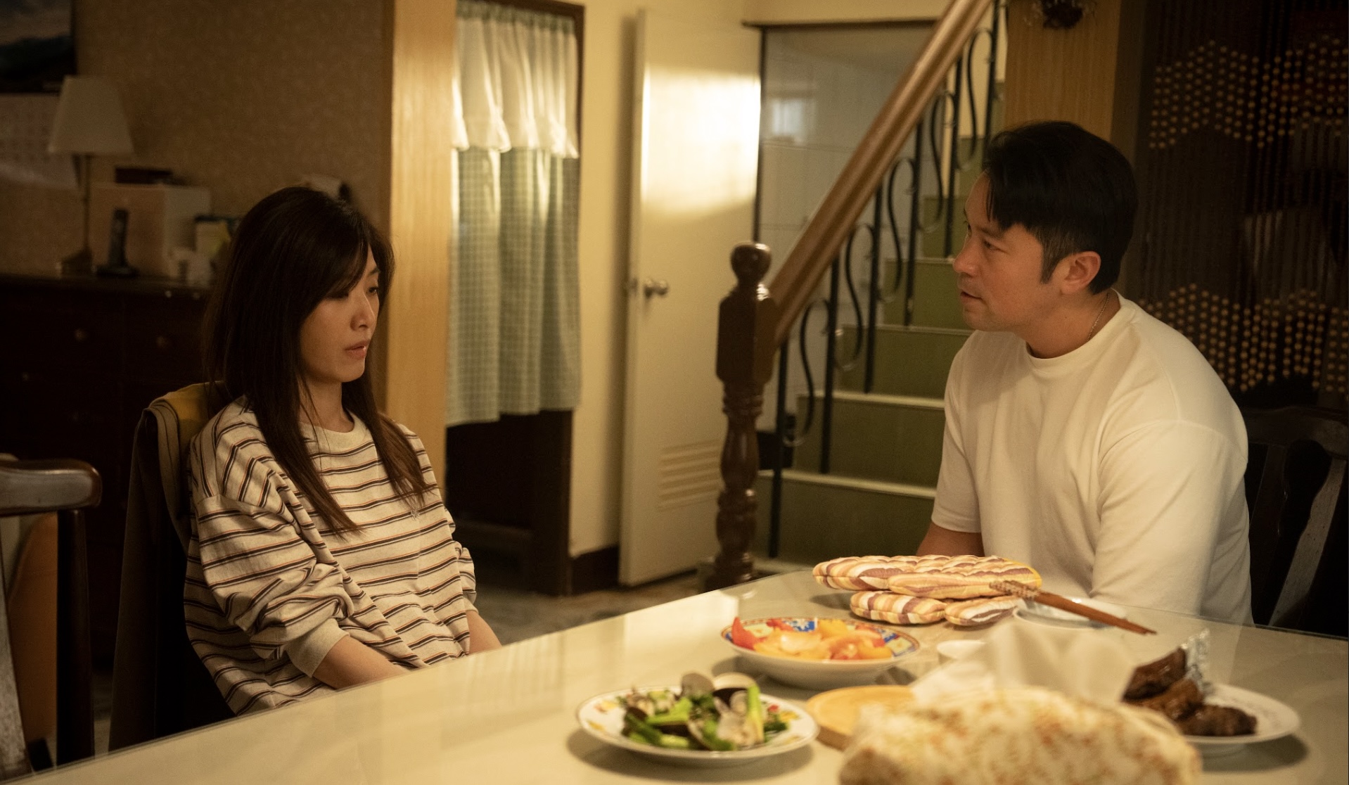 公視首次與國際平台共播的《欠妳的那場婚禮》由張孝全(右)、蘇慧倫(左)主演。(公視提供)