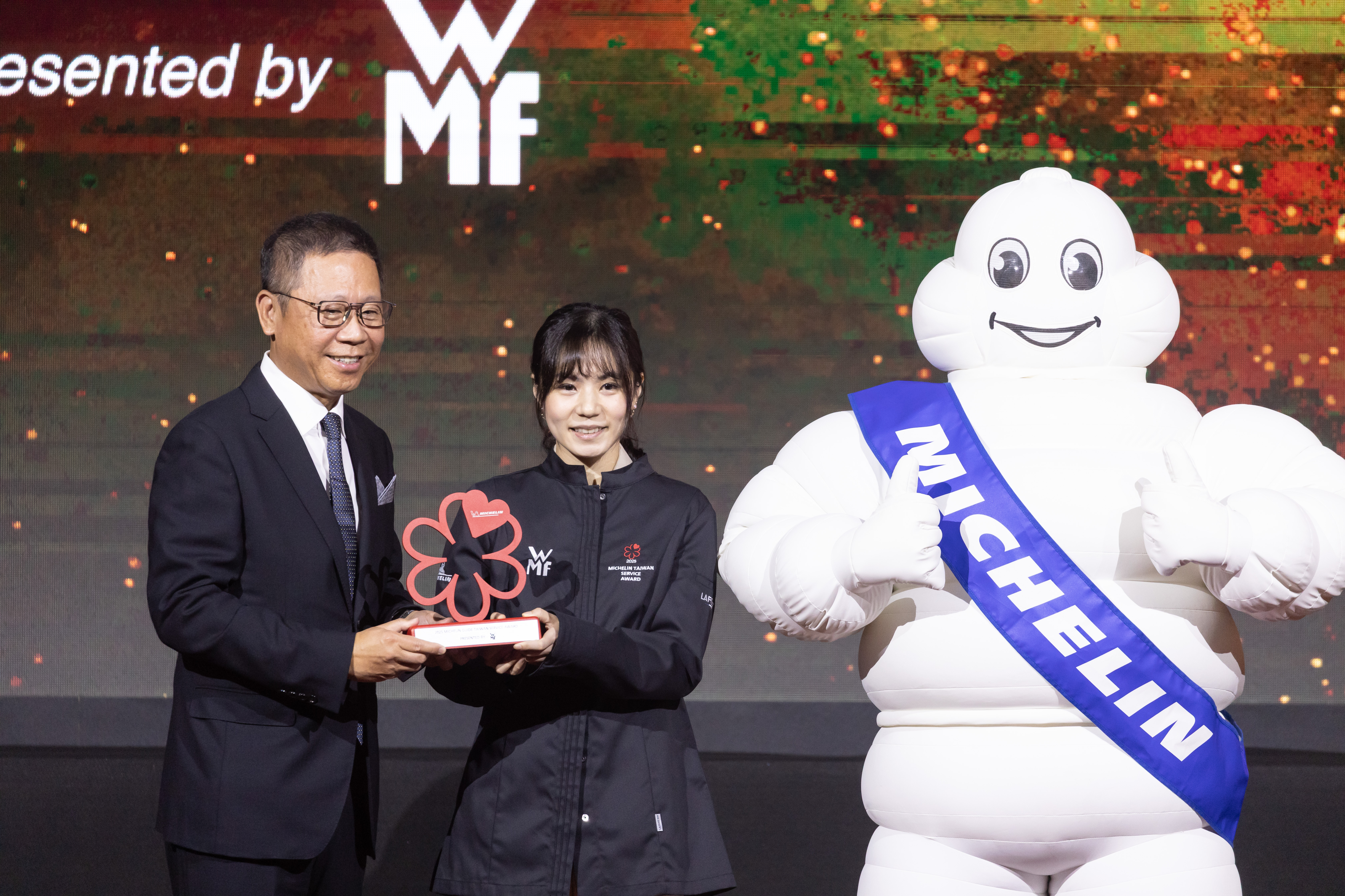 陳玉錡（Kiky）是非常資深的外場經理與侍酒師，從餐廳選址、空間設計、餐具、餐酒搭配，乃至外場服務人員的訓練，都有獨到之處，今年獲得米其林服務大獎的肯定。