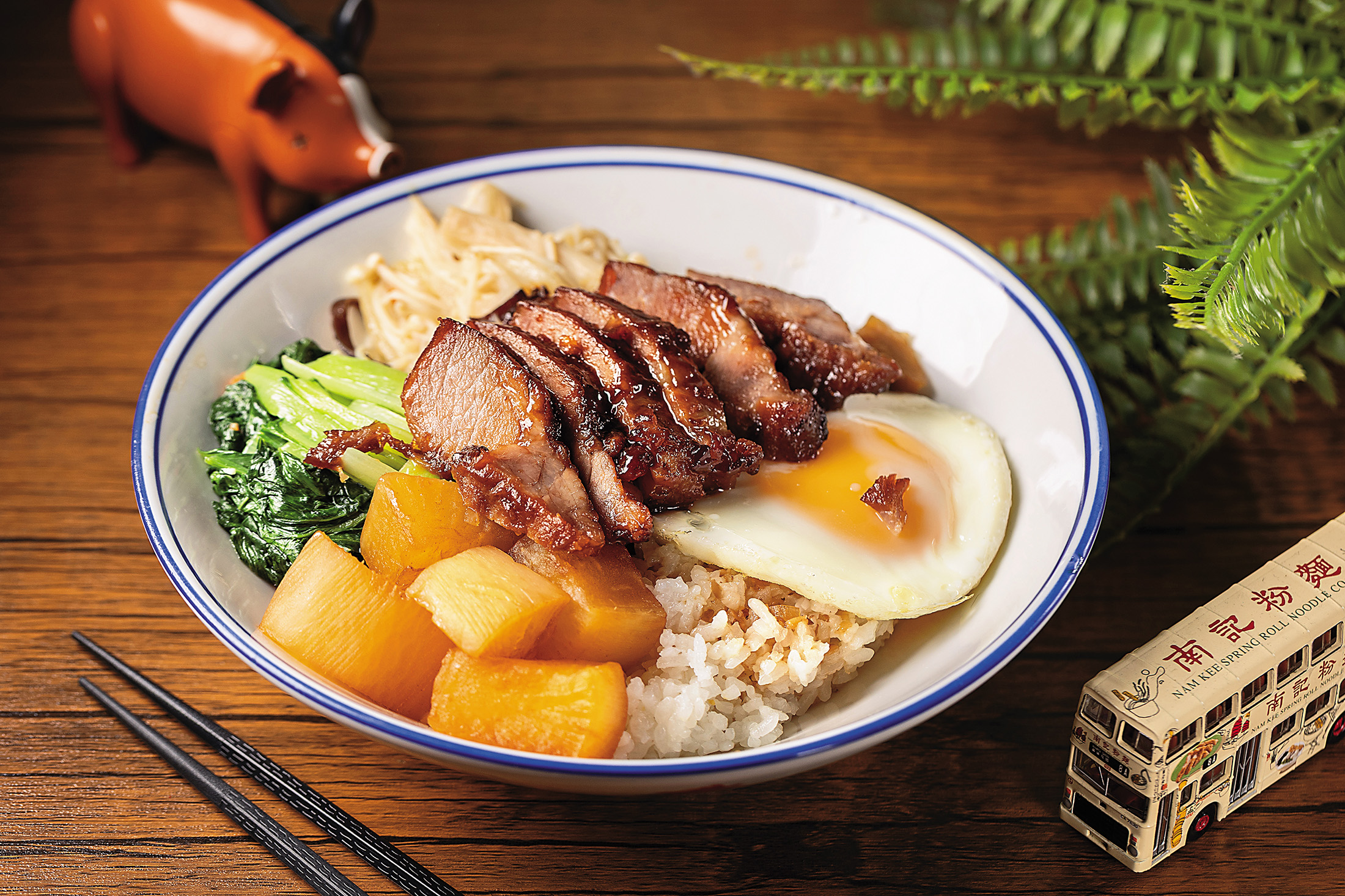 嘉義給給茶記「黯然銷魂飯」的叉燒選用究好豬梅花肉，口感滑嫩多汁，刷上獨門醬汁，讓人一口接一口。（168元／份）