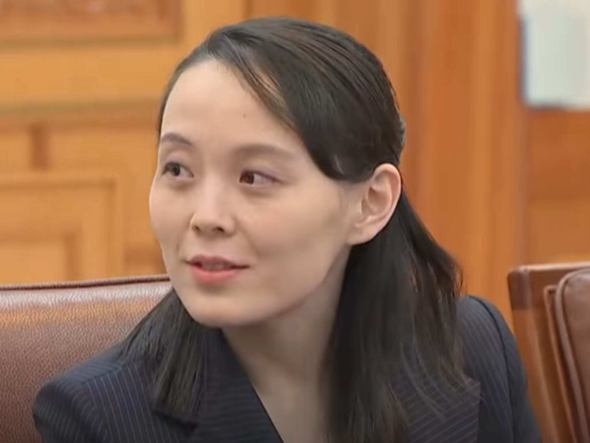 針對南韓無人機飛入北韓,北韓領導人金正恩的妹妹、勞動黨副部長金與正(圖)發出強硬警告。(翻攝維基百科)