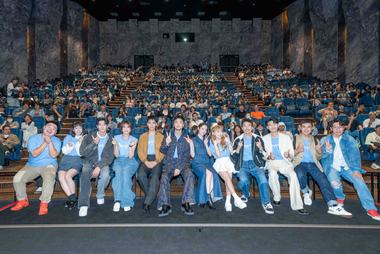 《夏日最後的祕密》舉辦首映會，演員整排坐下看起來聲勢浩大。（阿榮影業提供）
