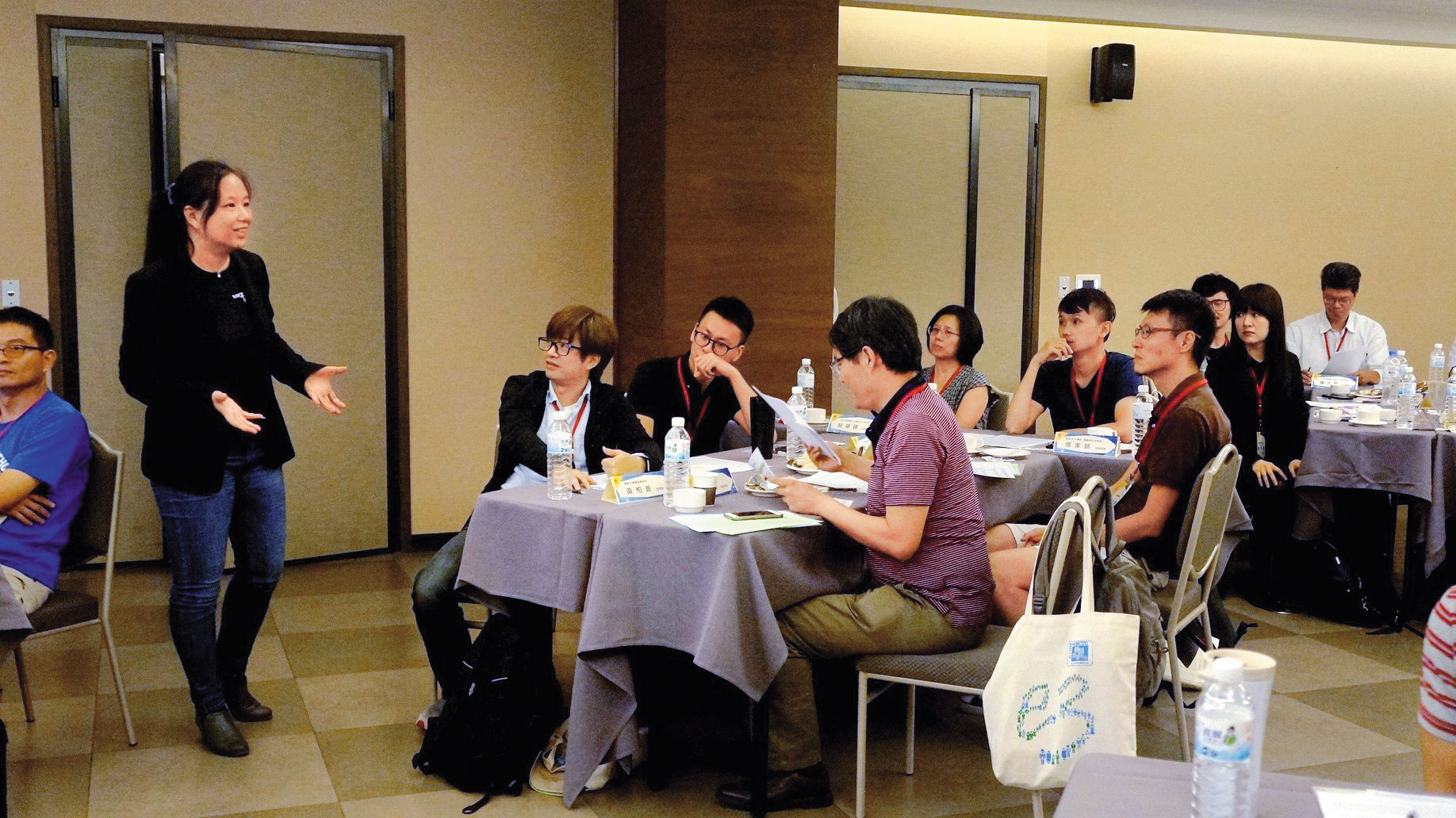 吹哨者指控黃育綸（左）獨厚陳女、工作分配不公，引發離職潮。（翻攝陽明交大教學發展中心臉書）