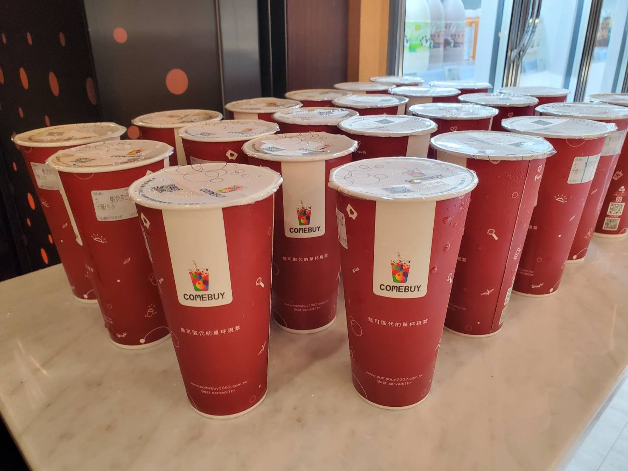連鎖手搖品牌COMEBUY經典現翠茶飲品「海神」改名為「嗨神」。(翻攝COMEBUY臉書)