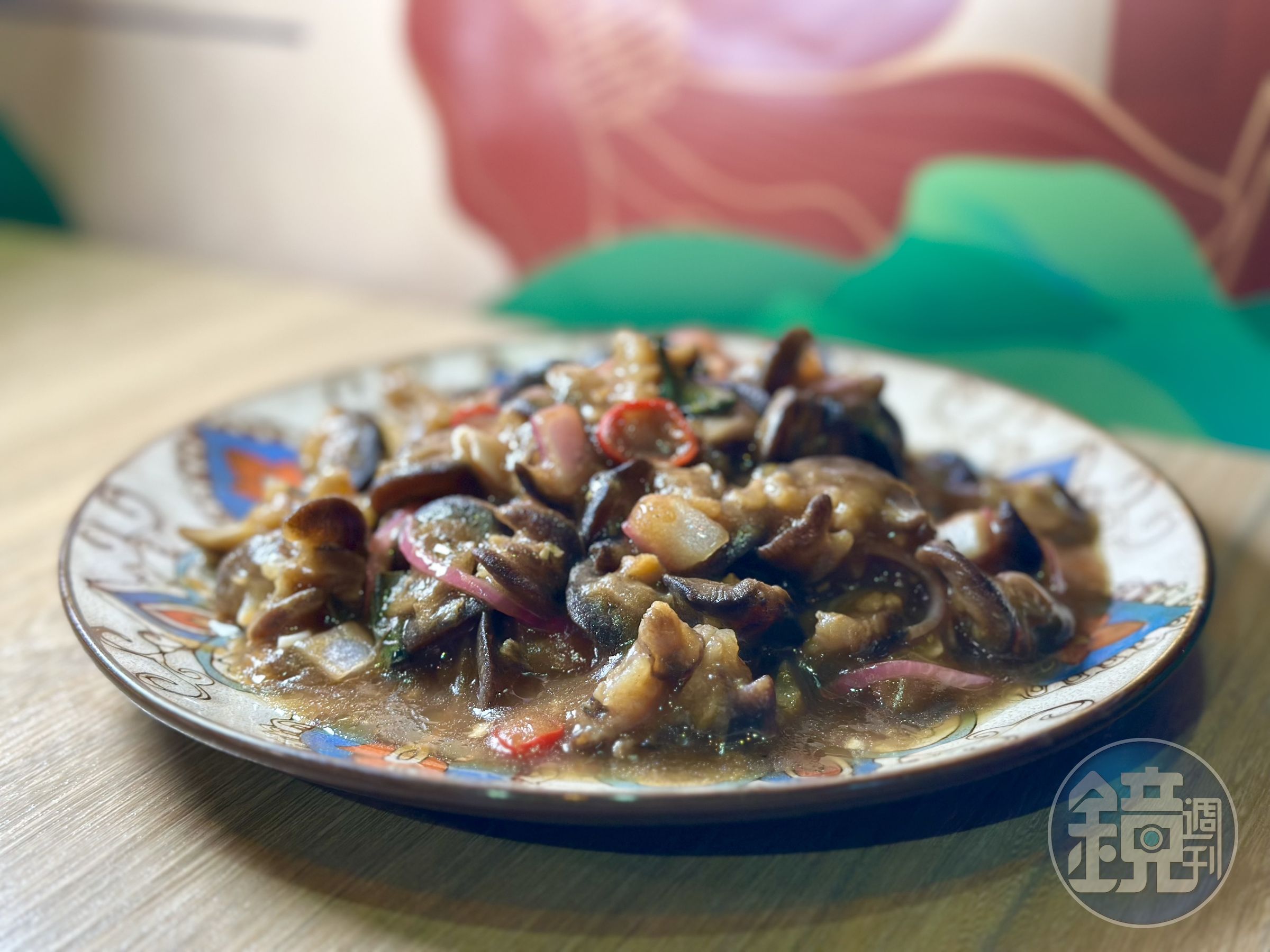 「炒螺肉」以羅望子醬爆炒，滋味酸甜下飯。（300元／份）