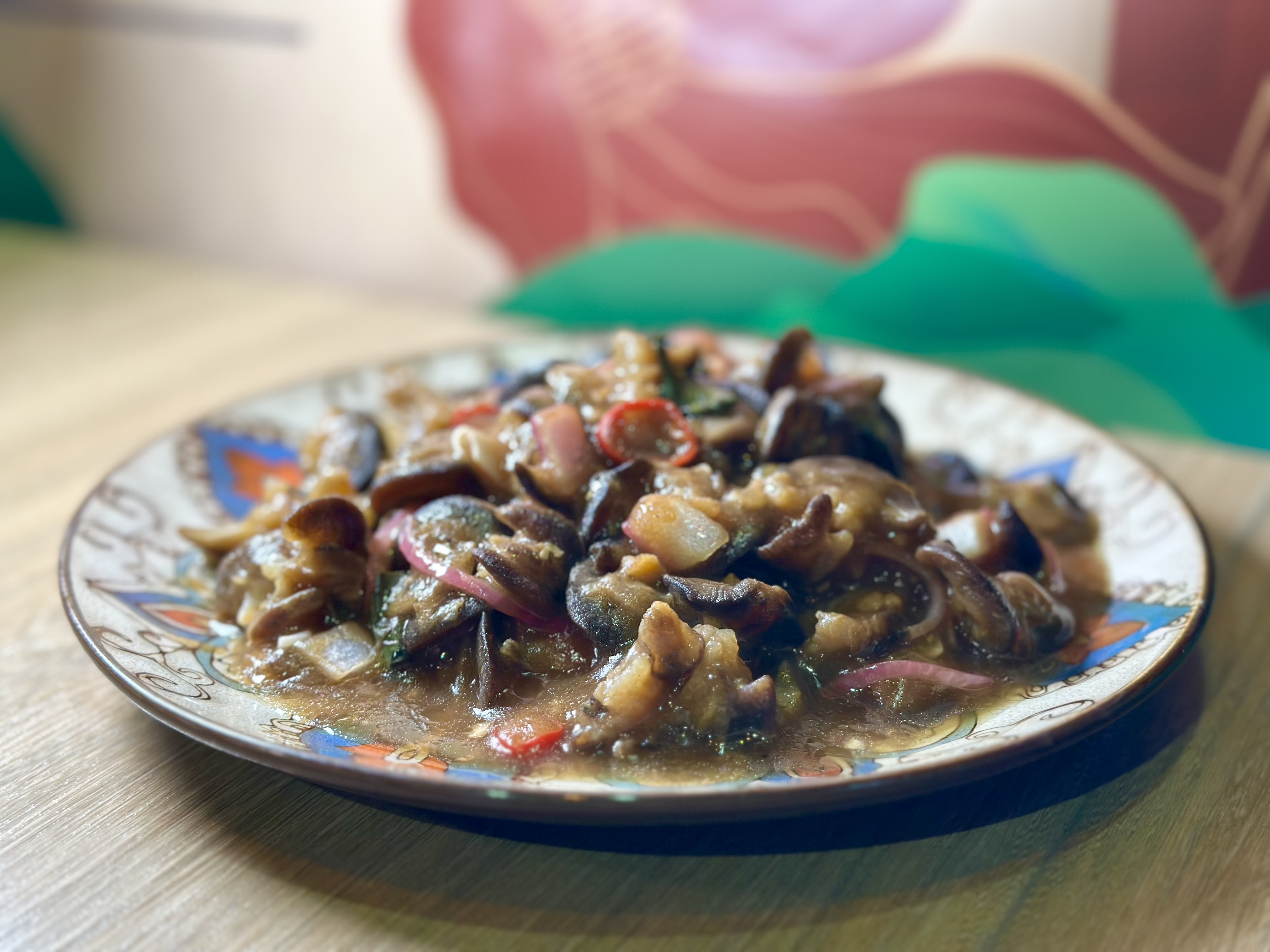 「炒螺肉」以羅望子醬爆炒，滋味酸甜下飯。（300元／份）
