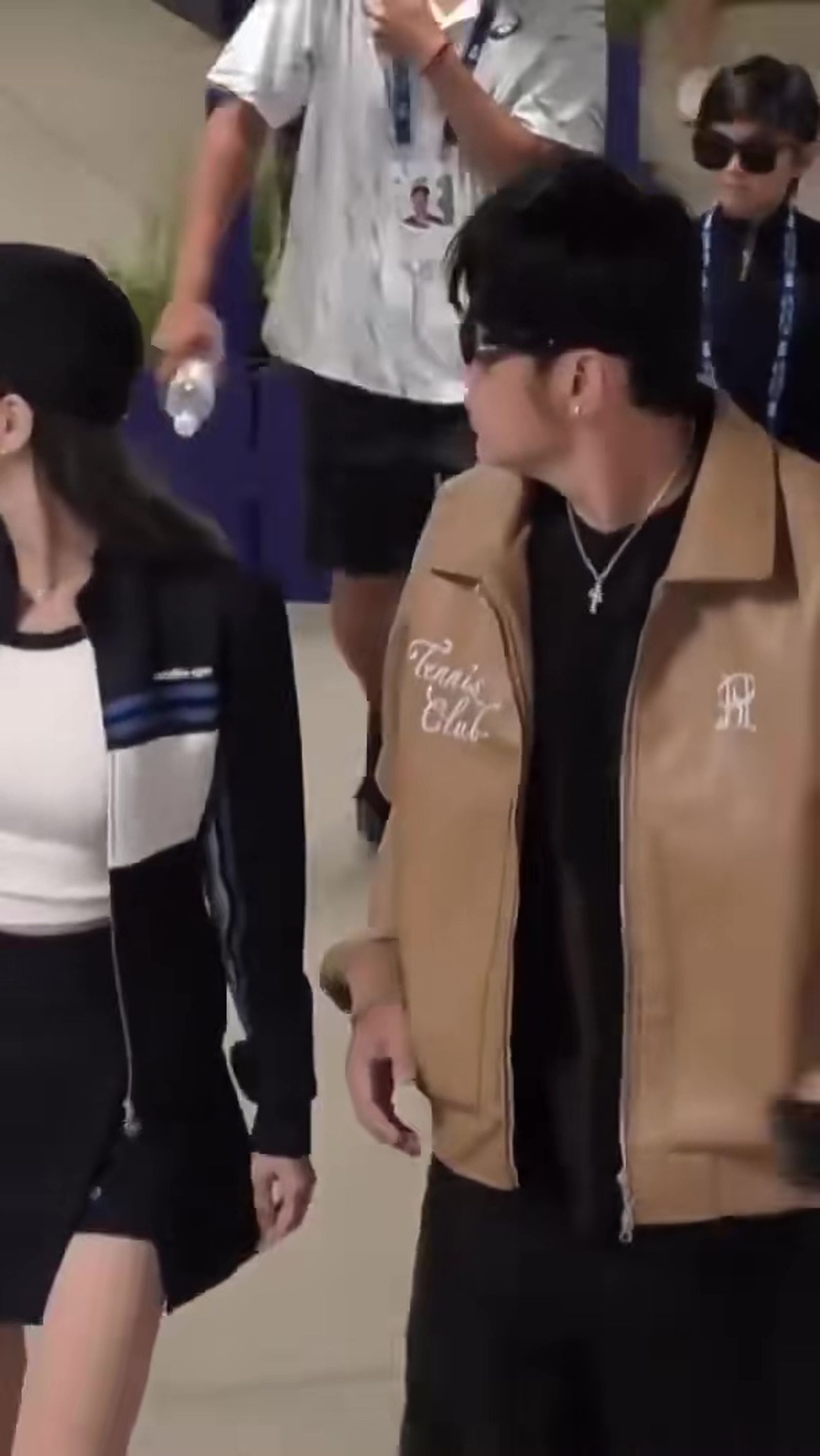 戴墨鏡的Romeo看起來很酷。（翻攝畫面）