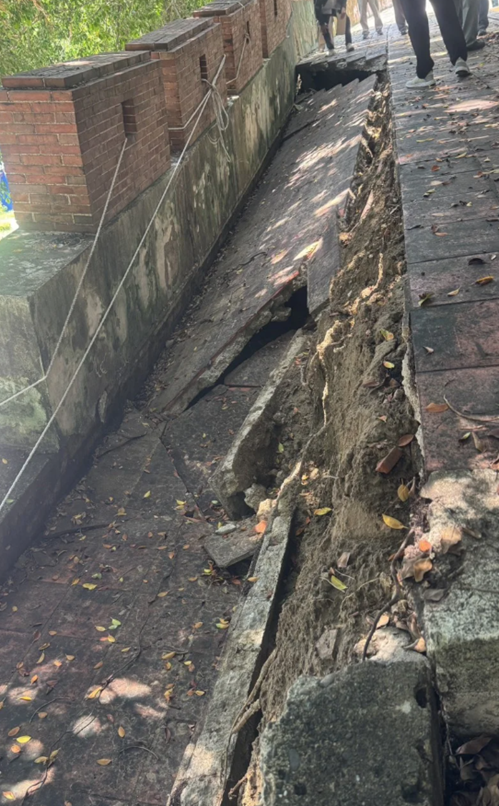 因連日豪雨導致地基土石流失，城牆出現塌陷與傾斜。（台南市文化局提供）