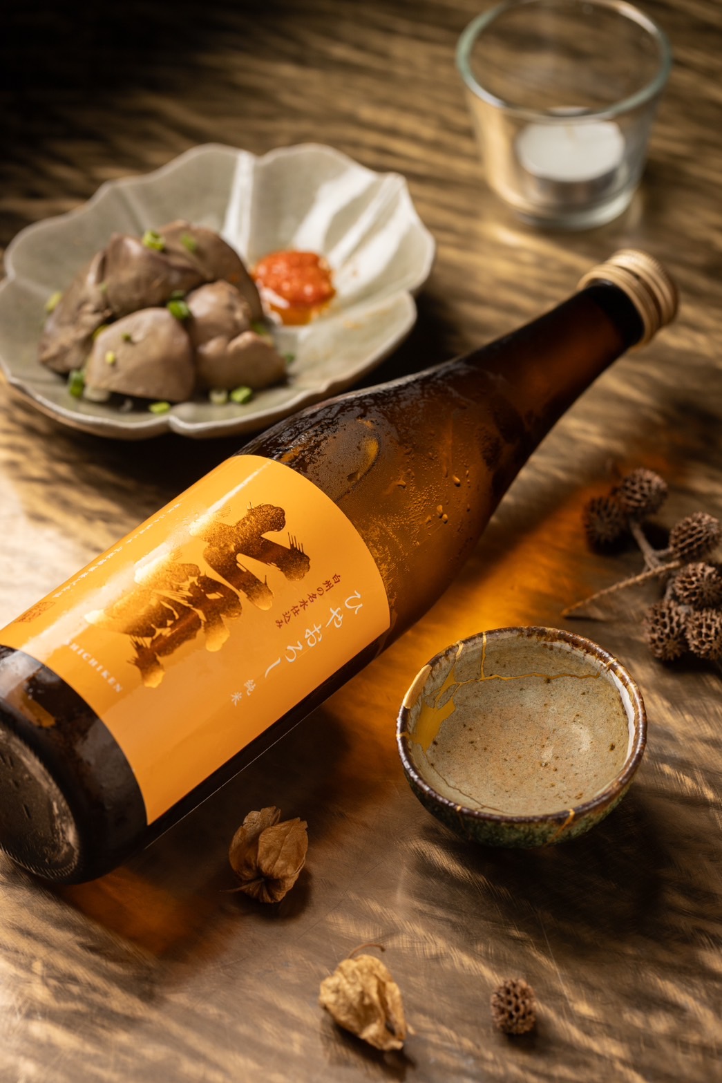 「七賢酒造 純米吟釀 冷卸酒」（左，260元／杯）搭配油脂飽滿的「小酒雞肝」（右，180元／份），酒體與食物的辛香氣相互激發得更強烈。