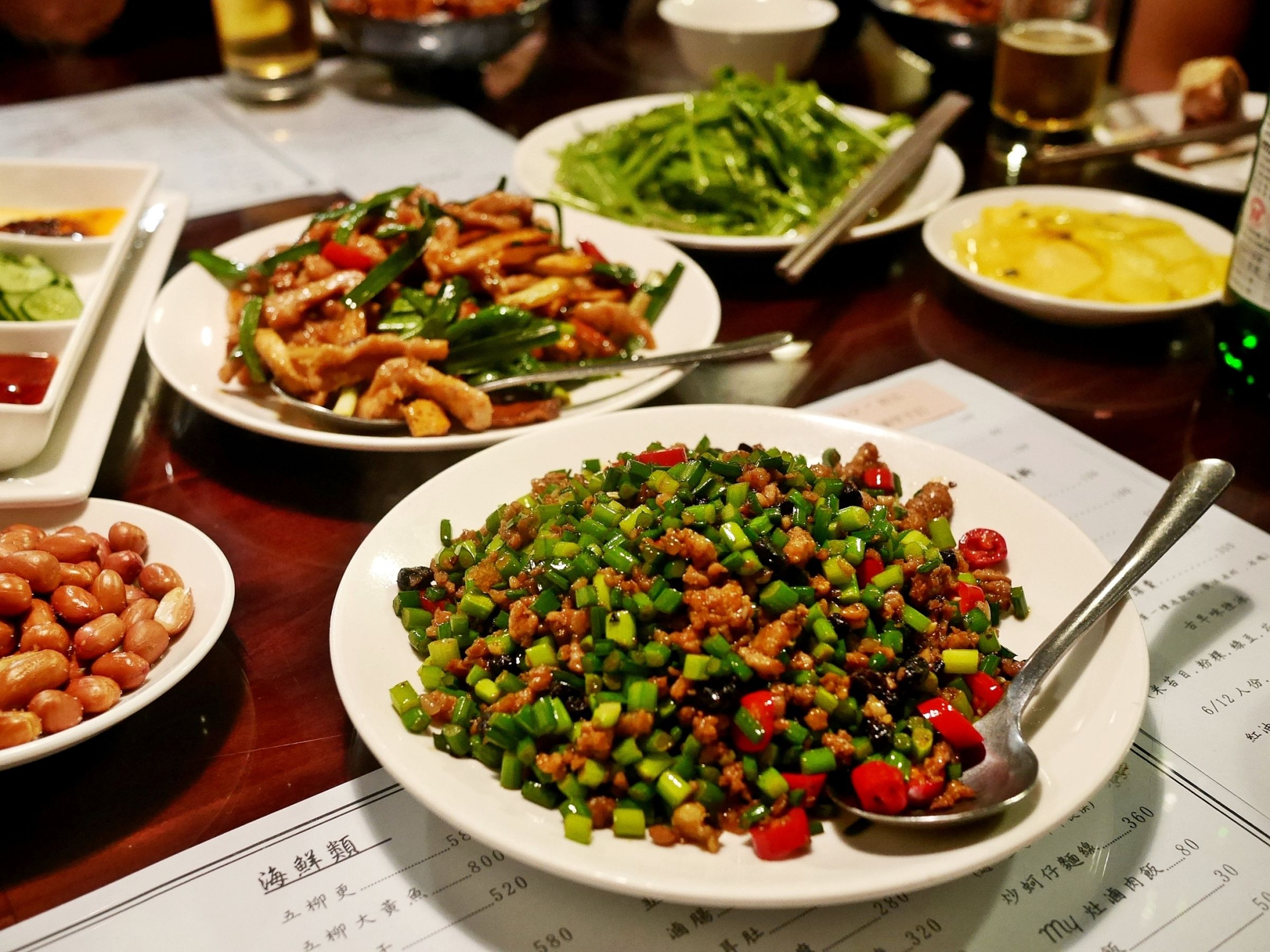 建中生近日去墾丁畢旅,不少學生狂刷1星負評抱怨吃冷菜。(示意圖非當事店家,photoAC)