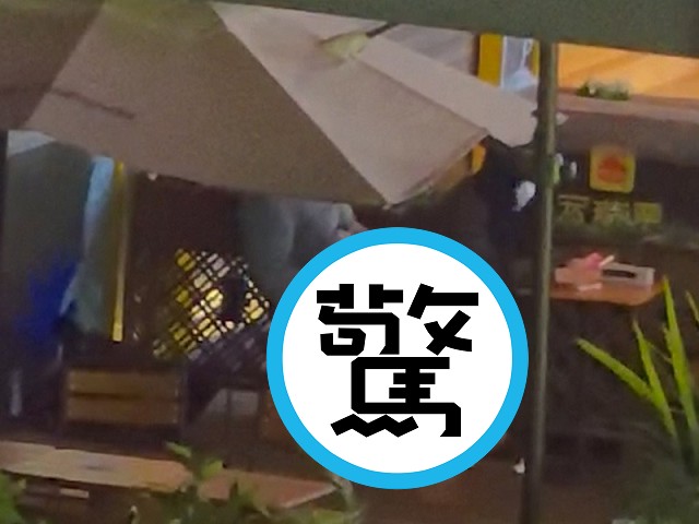 吃個飯驚見「鐵杵磨成針」人體版，男女當眾愛愛引鄉民圍觀。（翻自《黑料網》）