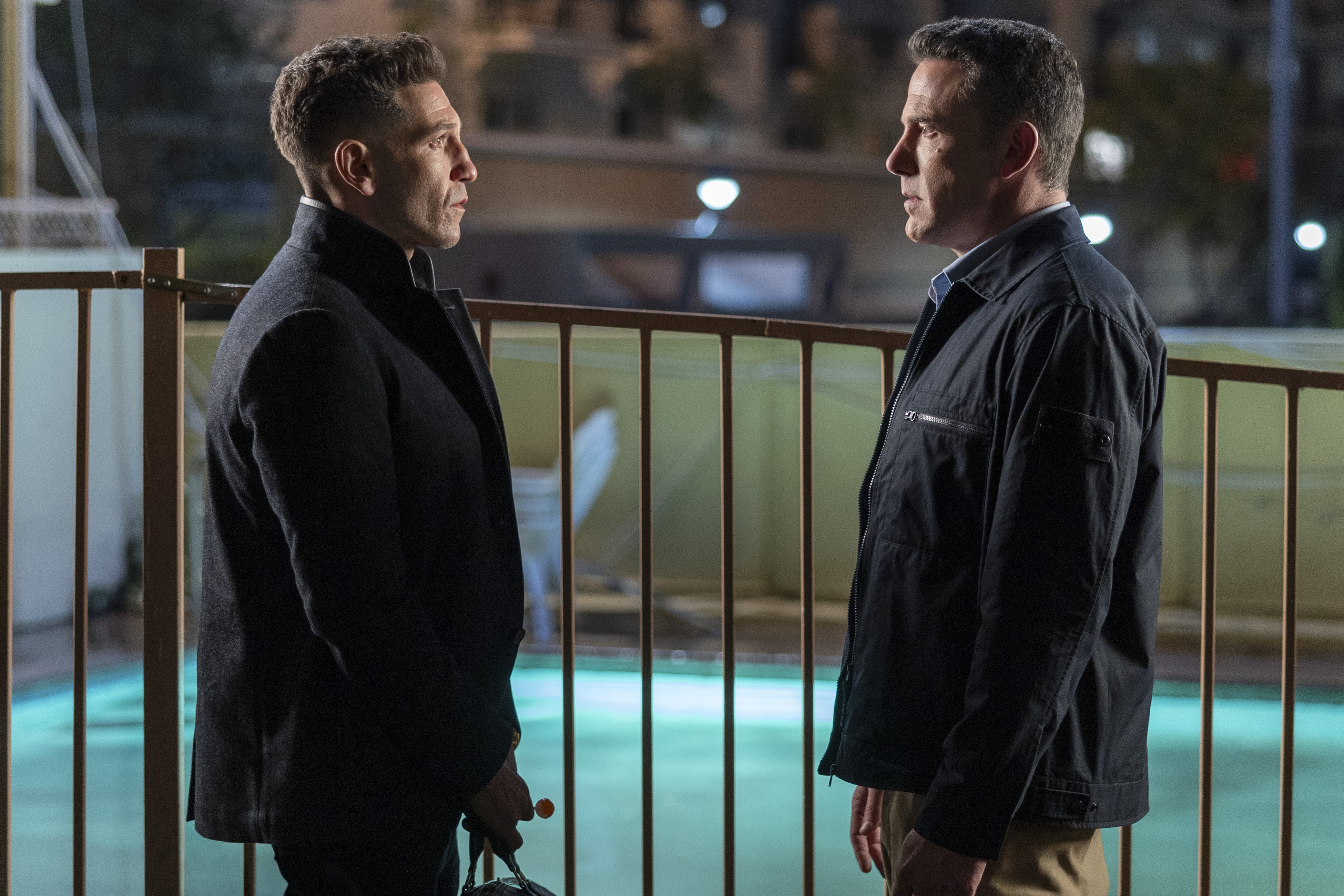 暌違9年後，強柏恩瑟（左）與班艾佛列克（右）終於回歸演出《會計師2》。（華納兄弟提供）