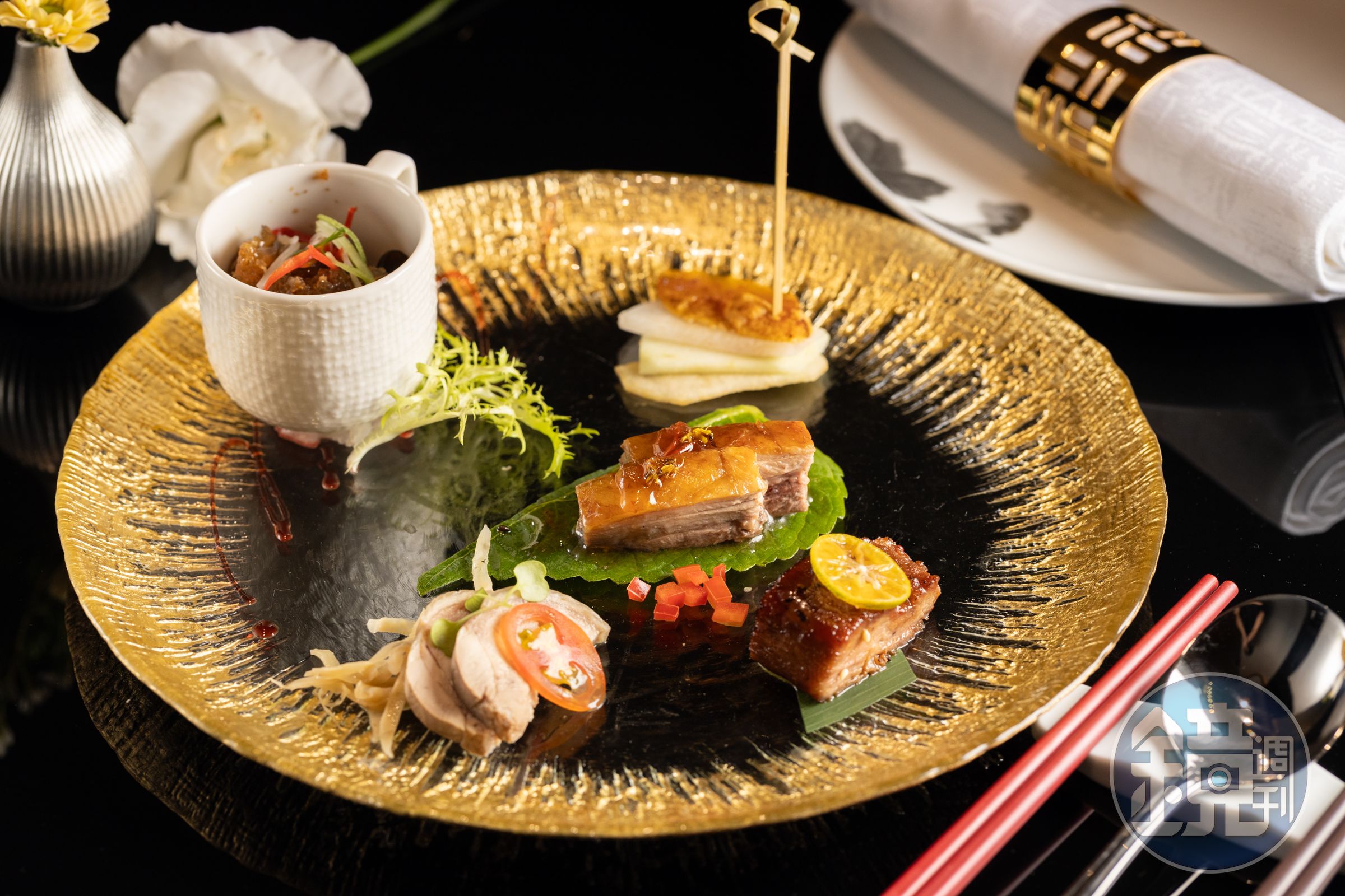 「桃套餐」中的開胃菜「迎賓五味品」包含鮮果烏魚子、煙燻桂花鴨、橙酒叉燒皇、梅醋海蜇頭與醉雞捲。(2,880元桃套餐菜色)