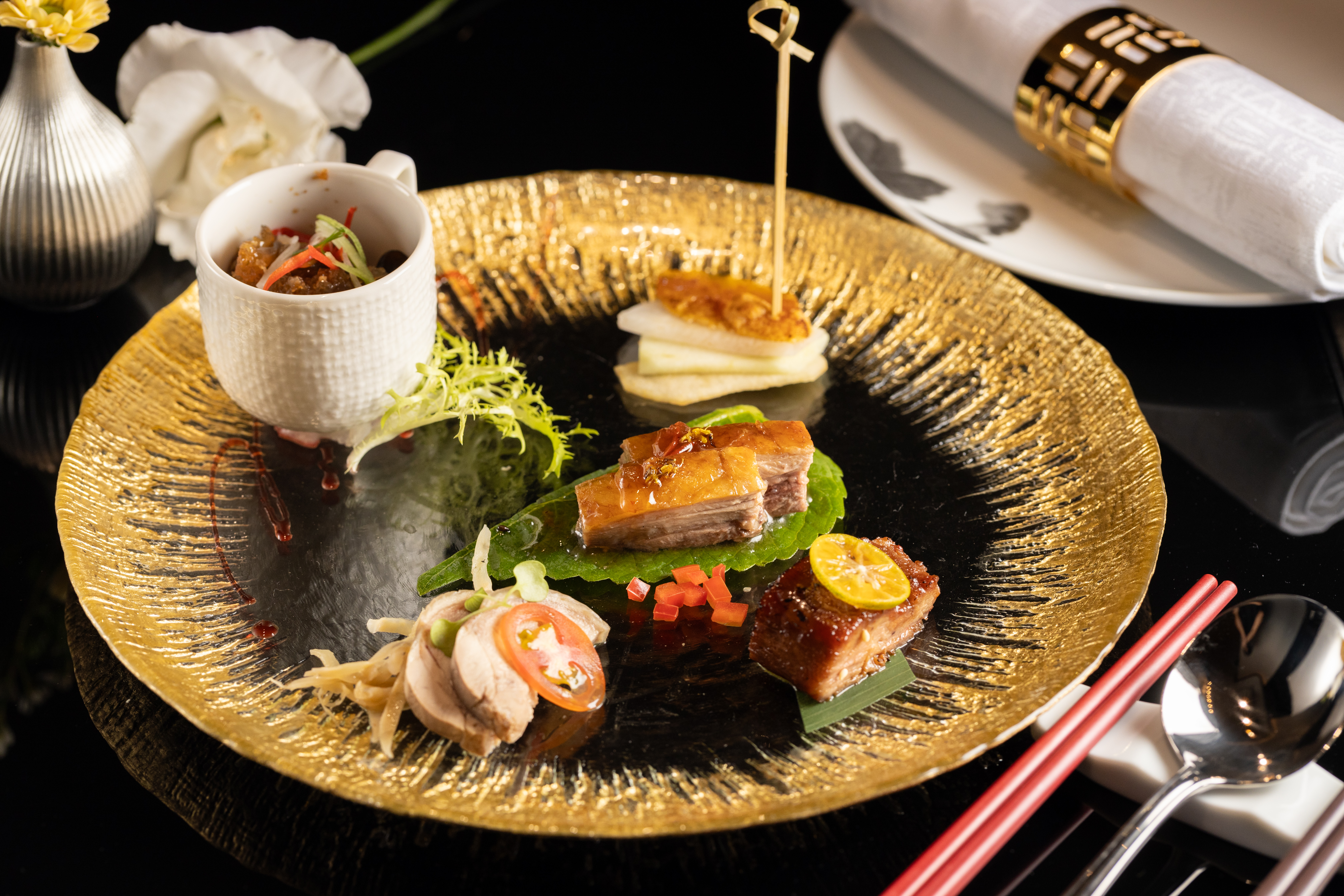 「桃套餐」中的開胃菜「迎賓五味品」包含鮮果烏魚子、煙燻桂花鴨、橙酒叉燒皇、梅醋海蜇頭與醉雞捲。(2,880元桃套餐菜色)