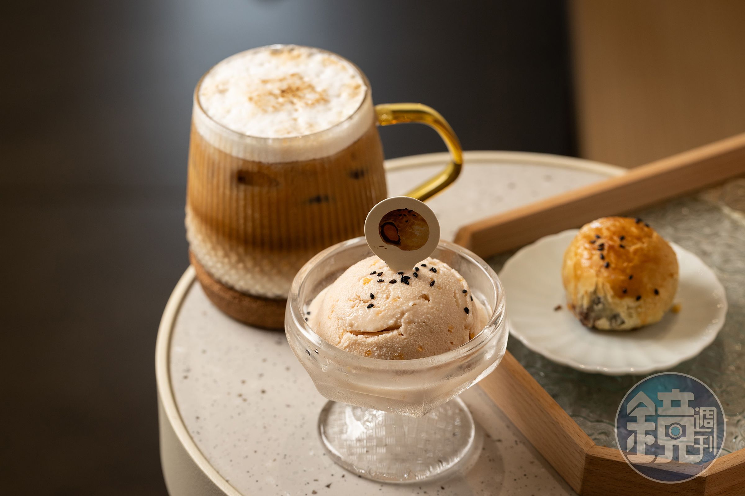 來到新口味鹿港店,除了能品嘗「台式下午茶套餐」(後,150元/份),還有與台北雪王合作開發、保留鹹蛋黃口感的「蛋黃酥冰淇淋」(前,套餐加購價150元/份)。
