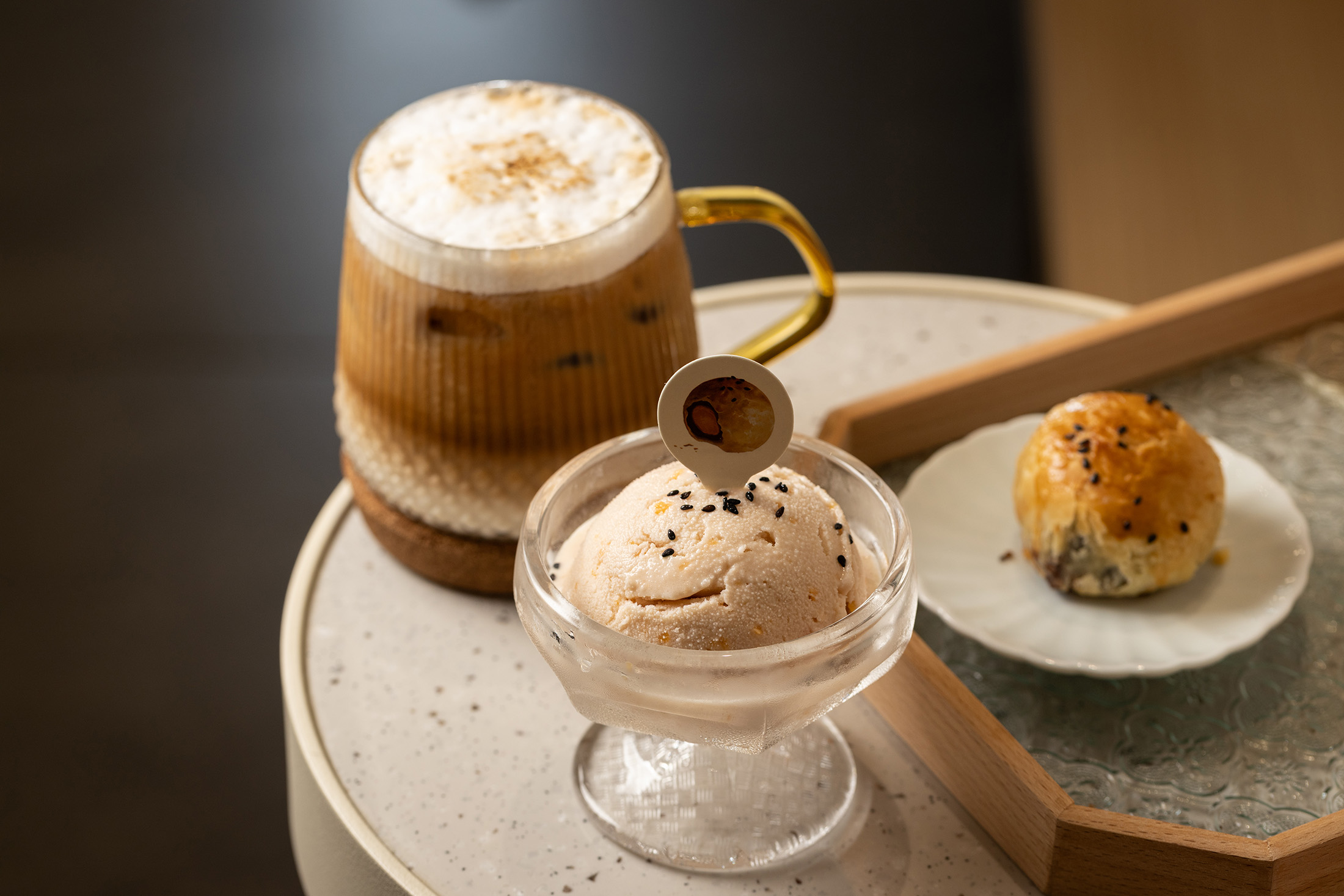 來到新口味鹿港店，除了能品嘗「台式下午茶套餐」（後，150元／份），還有與台北雪王合作開發、保留鹹蛋黃口感的「蛋黃酥冰淇淋」（前，套餐加購價150元／份）。