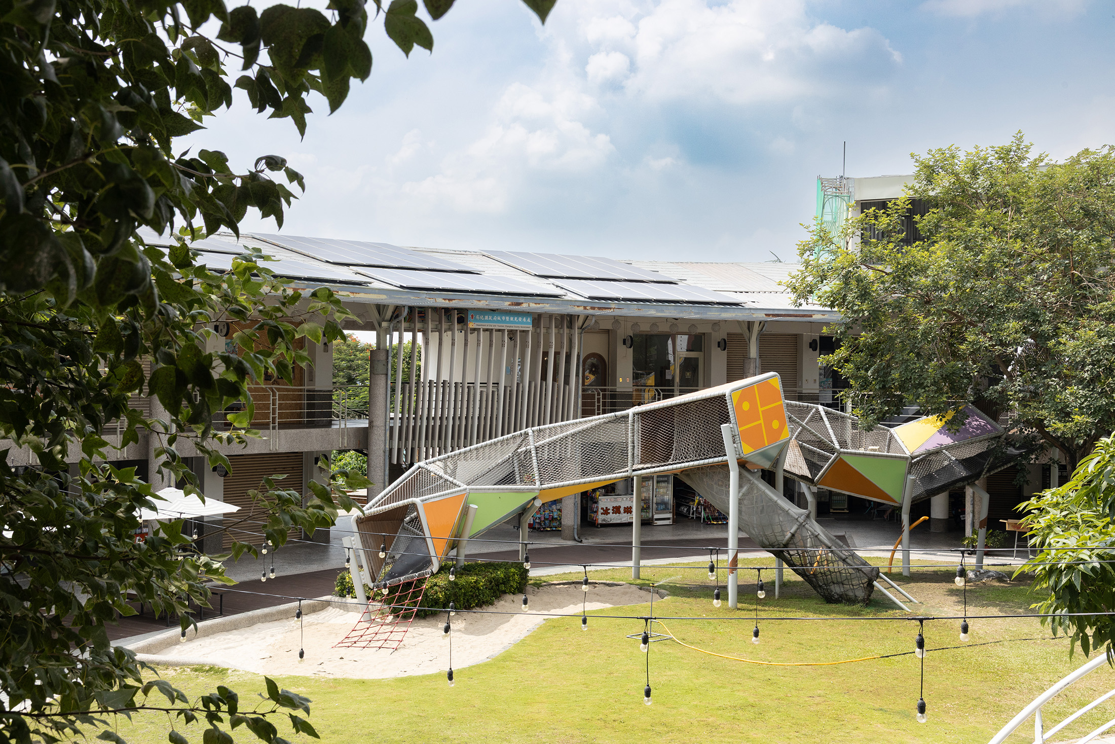卦山村從原本閒置十年的市集空間，重生為藝術、設計、餐飲職人工作室的集結地。