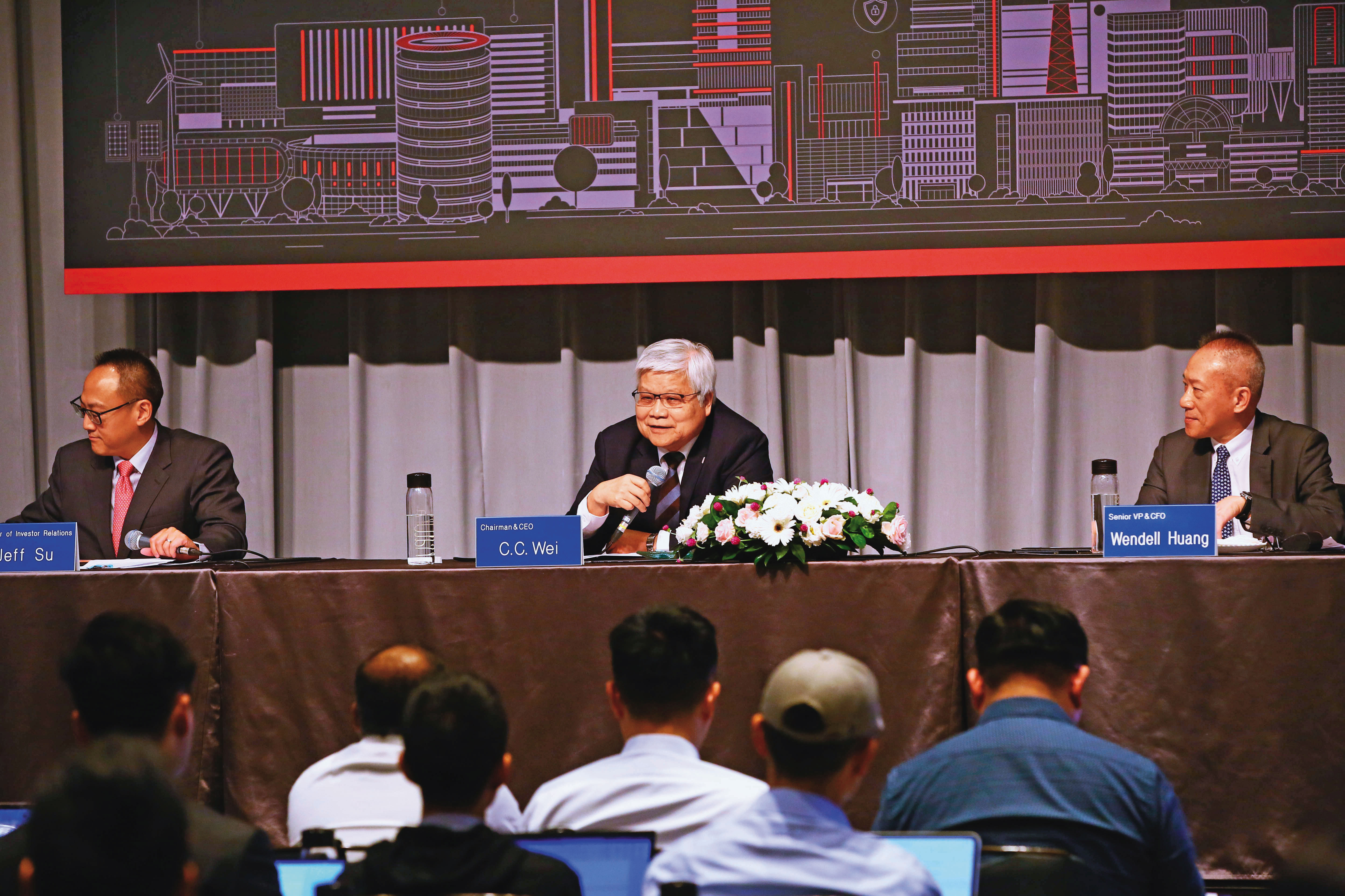 台積電第3季繳出了超乎預期的成績單，股價突破歷史新高。中為台積電董事長魏哲家。