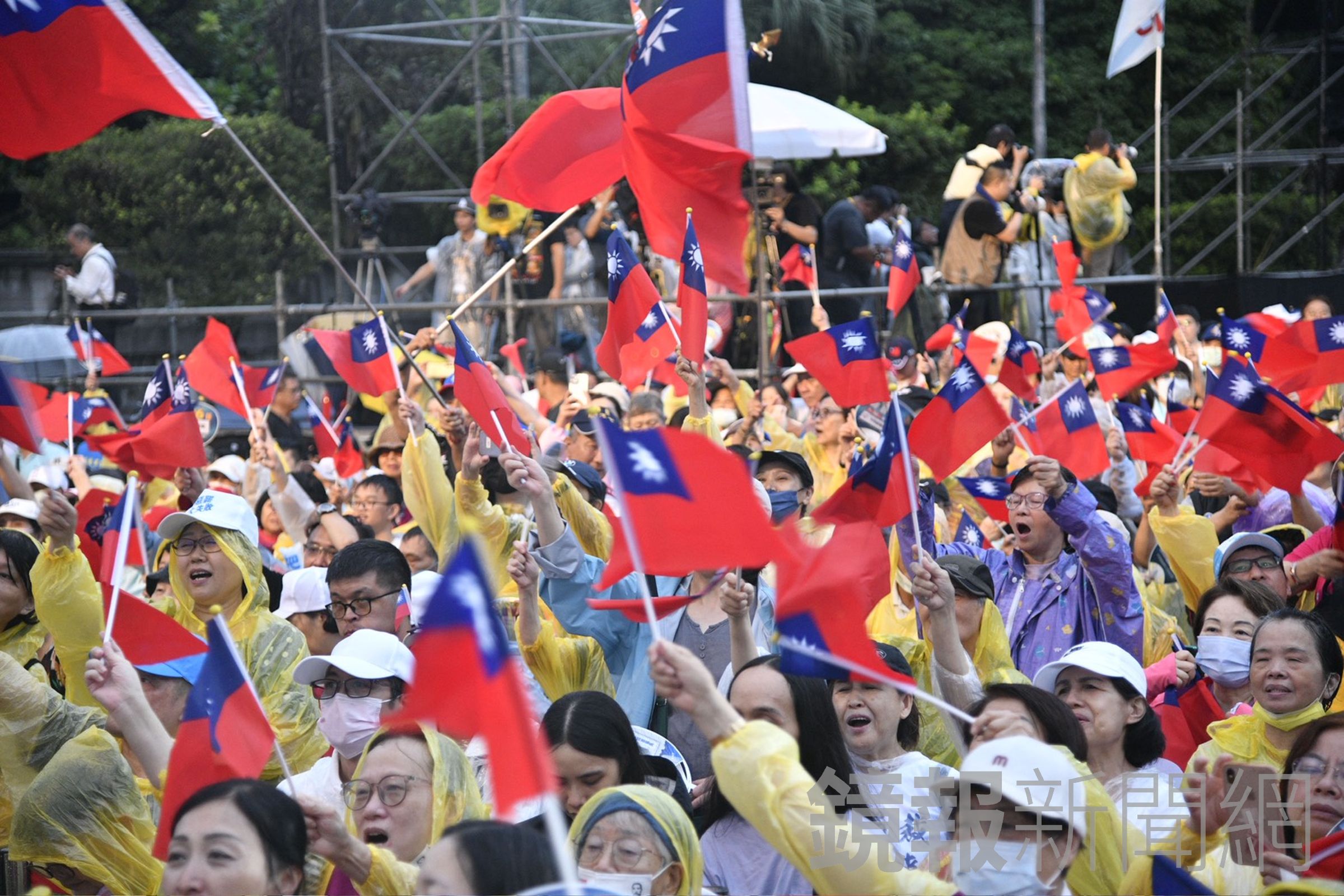 活動主持人、台北市議員李明賢剛開場就先喊在場突破3萬人。