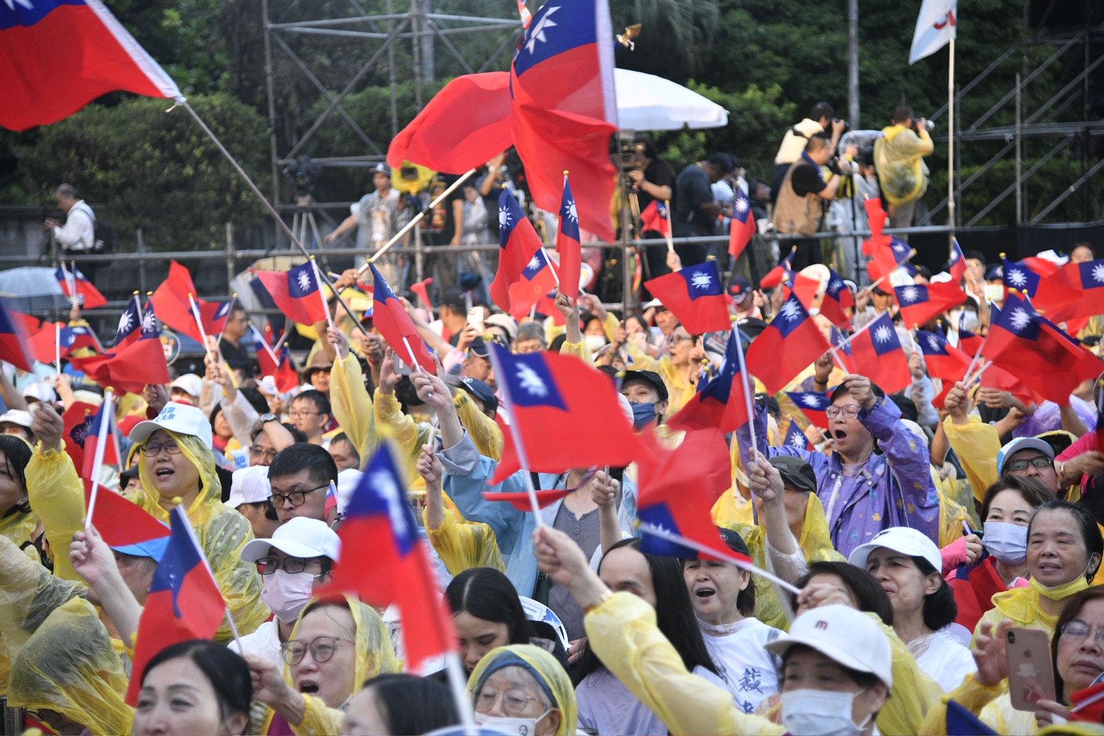 活動主持人、台北市議員李明賢剛開場就先喊在場突破3萬人。