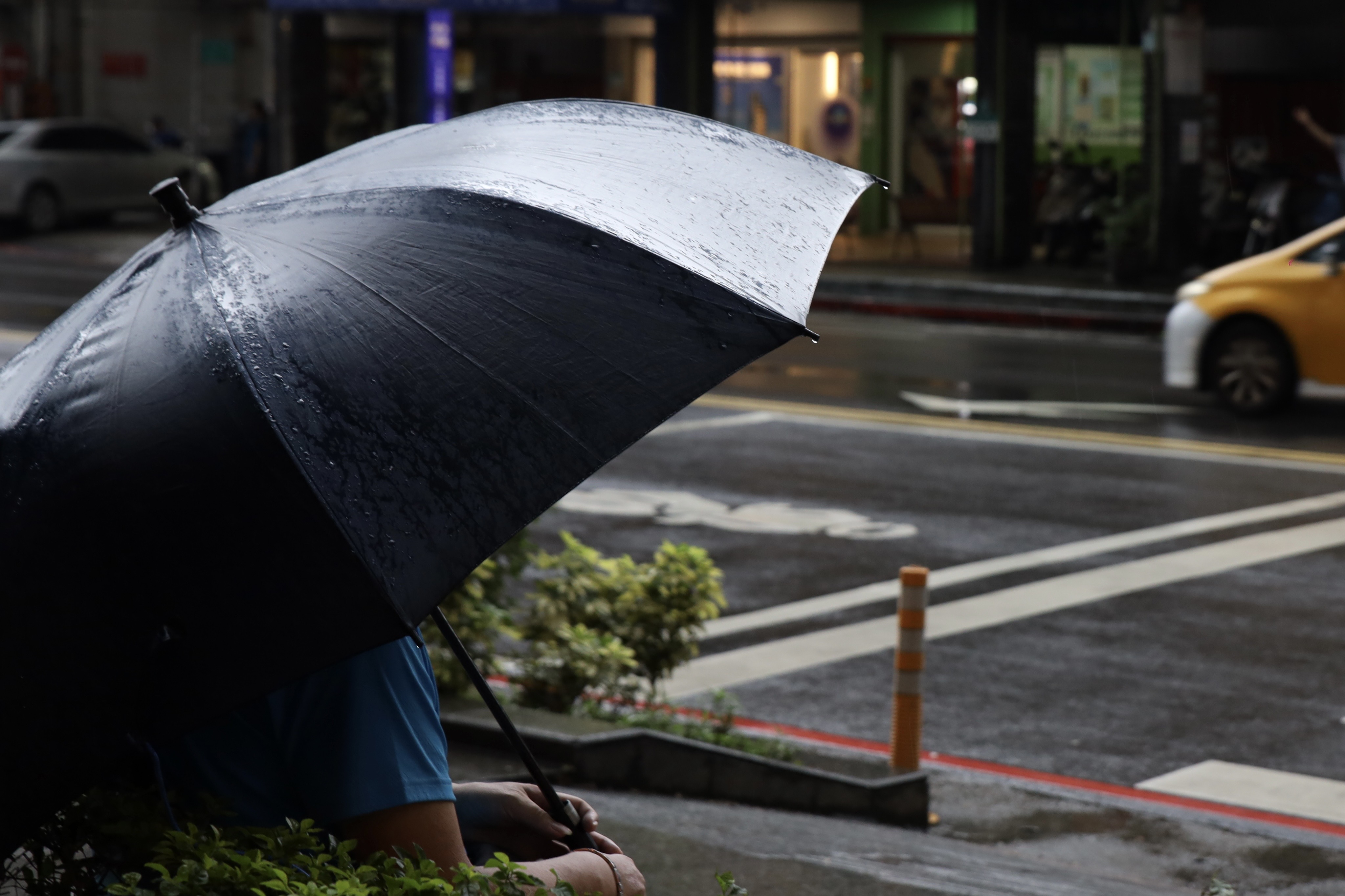 台灣近來水氣旺連日下雨，週末更不排除再有颱風生成。（示意圖，本刊資料照）