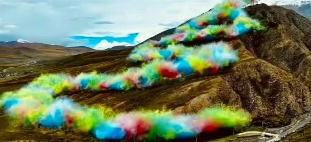 戶外品牌始祖鳥日前與知名藝術家蔡國強合作，在喜馬拉雅山舉辦煙火秀。（翻攝微博）