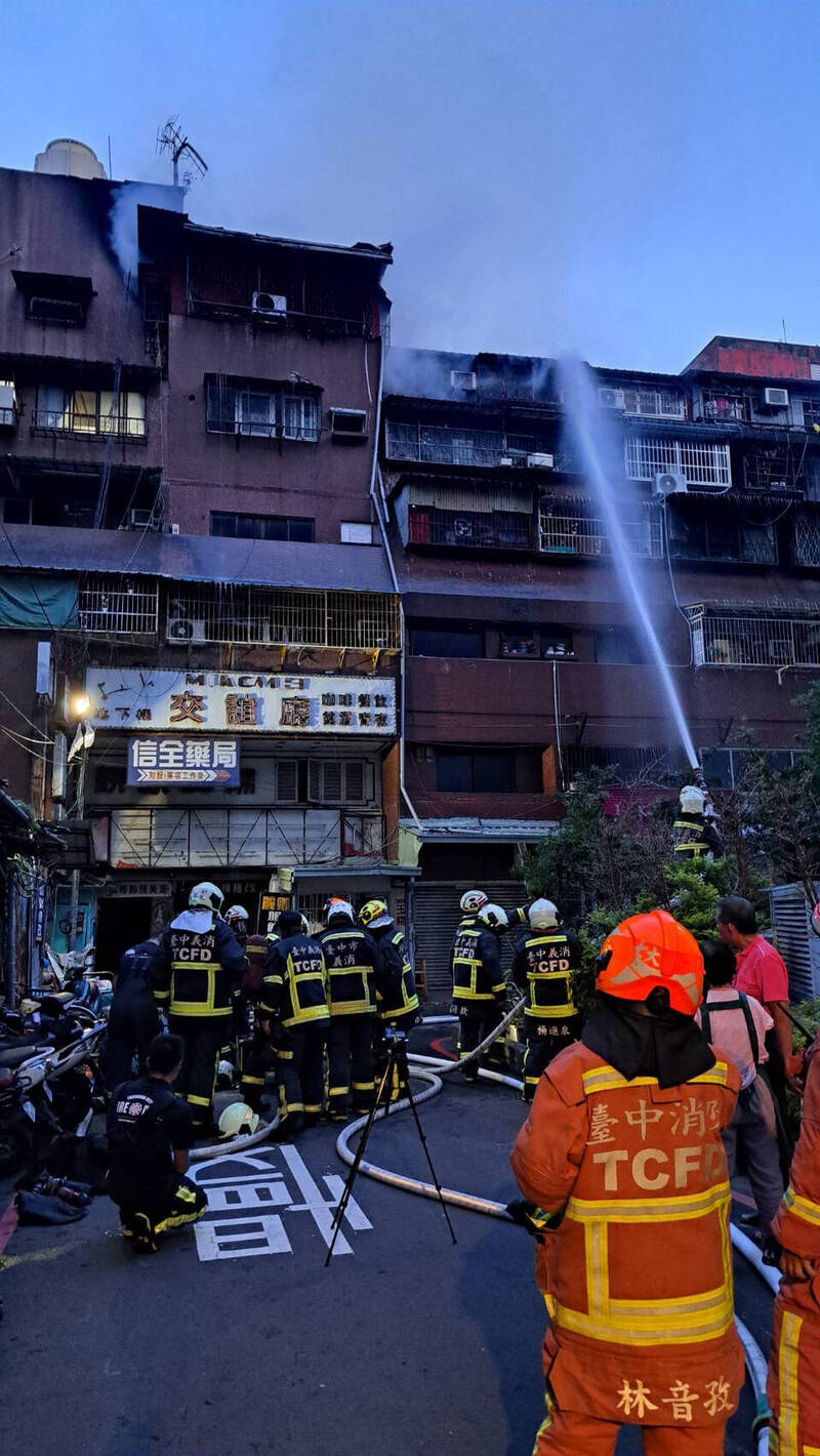 消防人員布下水線強力灌救，約半小時控制火勢。（翻攝畫面）