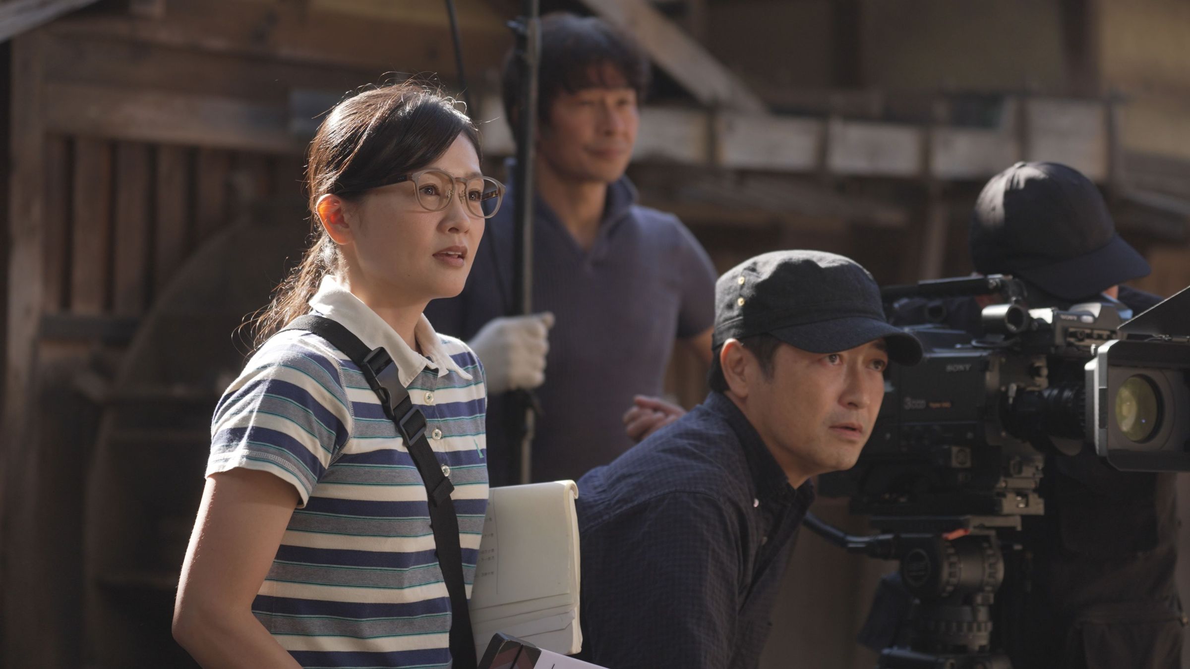 沙倉優乃(左)除是本片副導,在片中也飾演時代劇副導。(光年映畫提供)