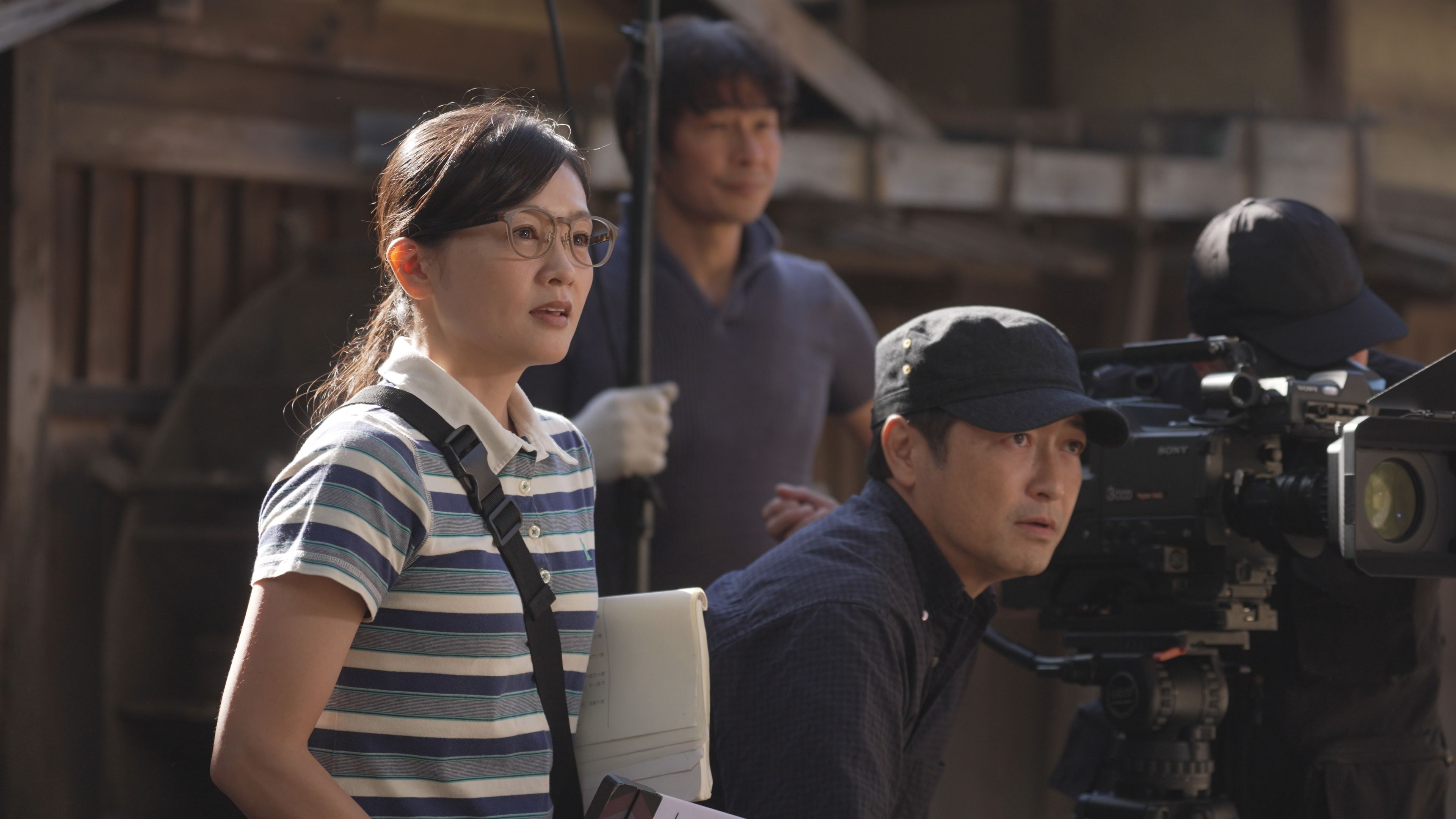 沙倉優乃（左）除是本片副導，在片中也飾演時代劇副導。（光年映畫提供）