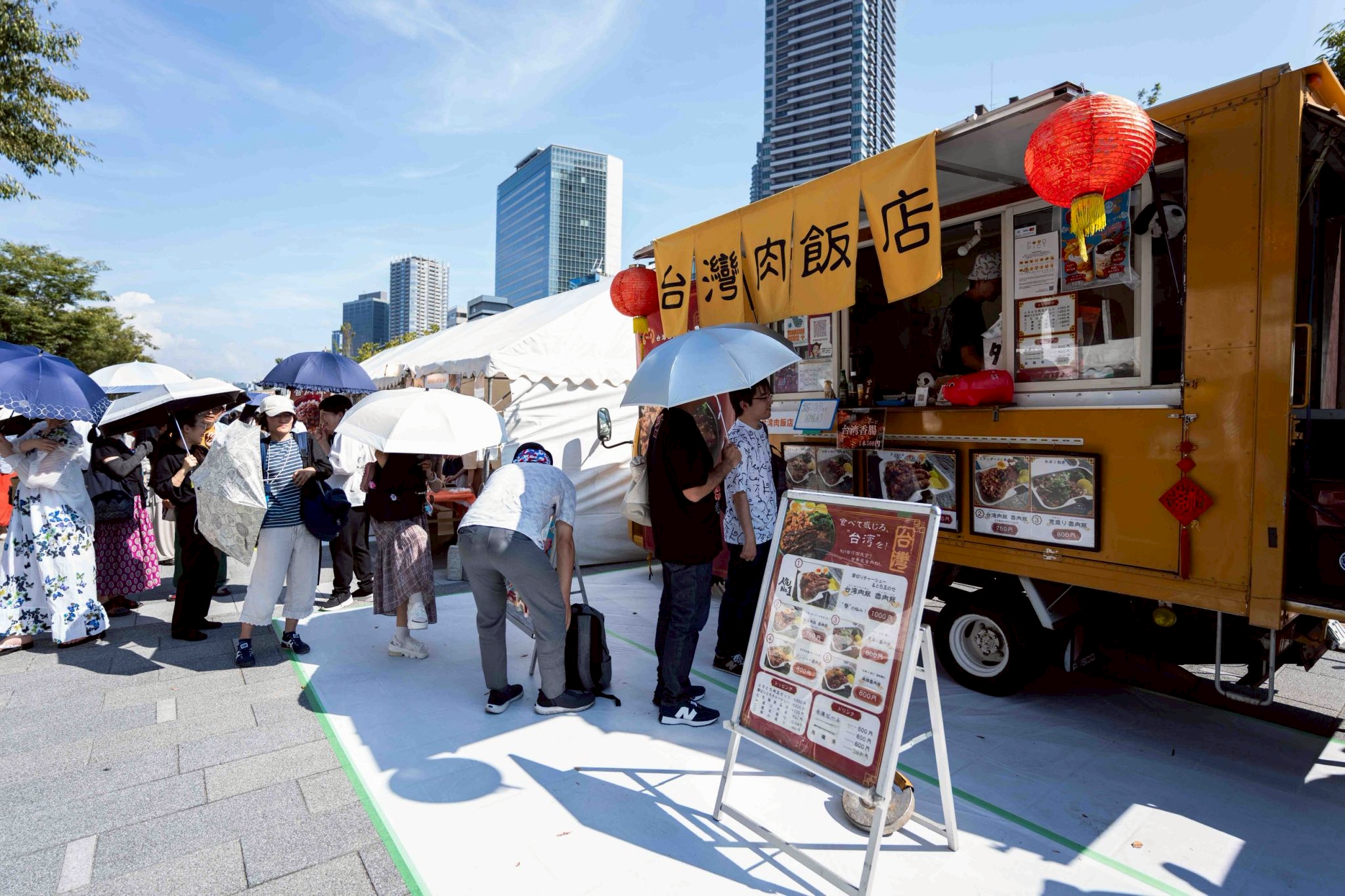台灣肉飯店販售魯肉飯、香腸等經典小吃。（文總提供）