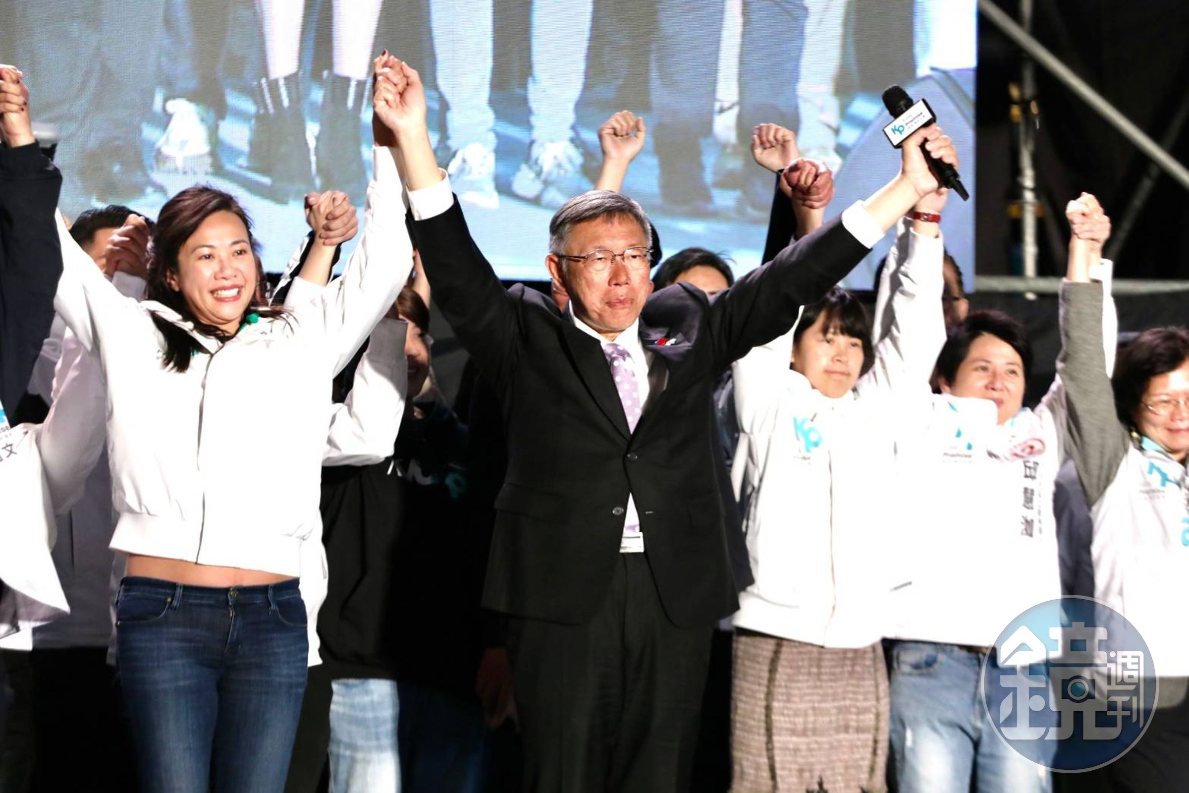 柯文哲上台宣布敗選感言,「下次一定可以執政」,希望支持者們不要放棄,支持者也在台下狂喊「沒有輸」。