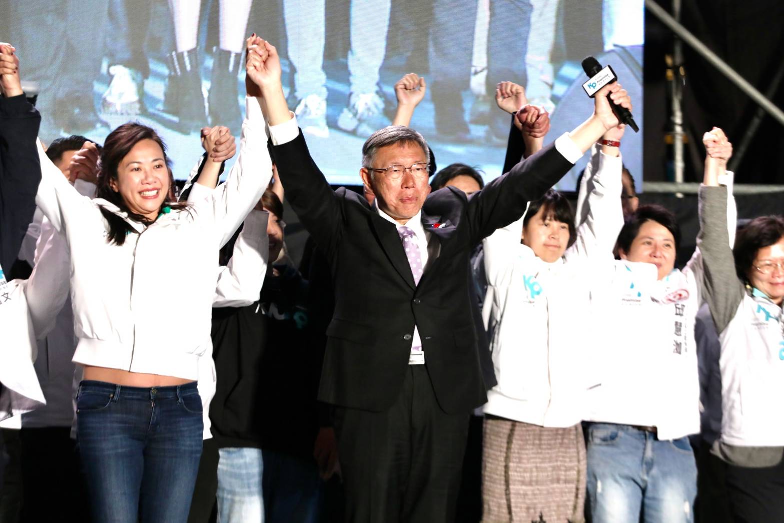 柯文哲上台宣布敗選感言，「下次一定可以執政」，希望支持者們不要放棄，支持者也在台下狂喊「沒有輸」。