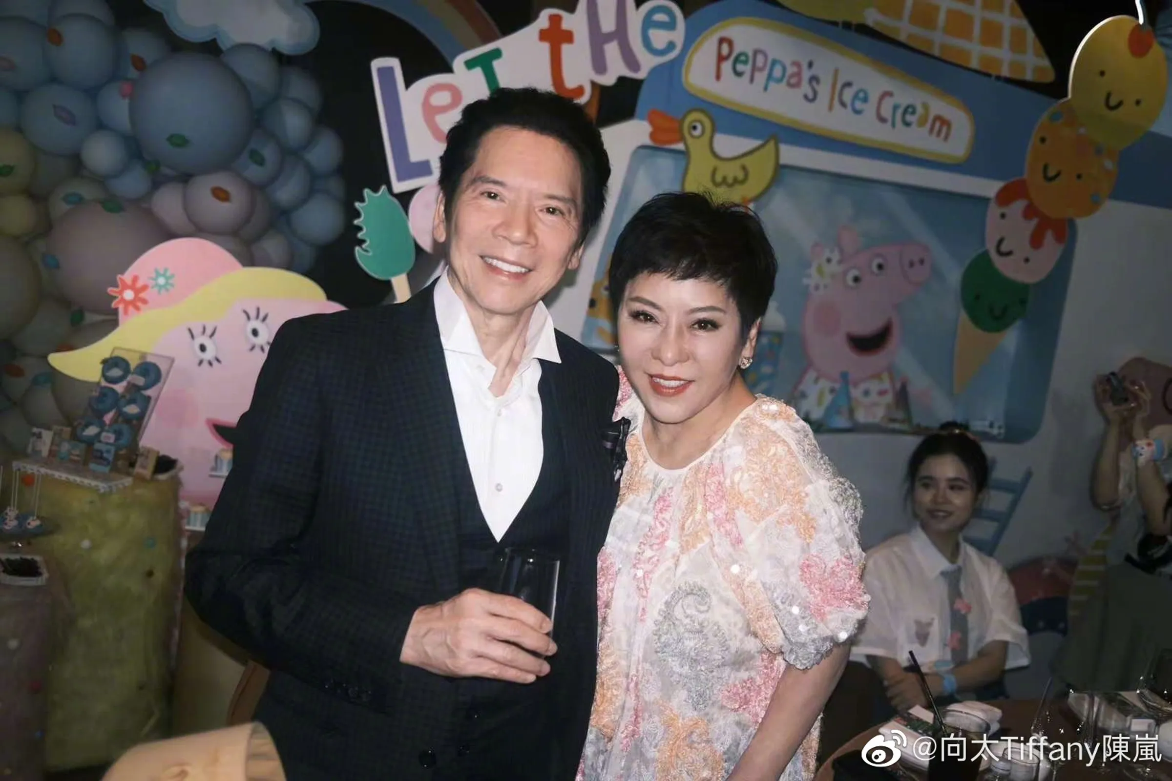 向華強（圖左）近日宣布家族信託交由媳婦郭碧婷掌管，對兒子感到失望。（翻攝微博）

